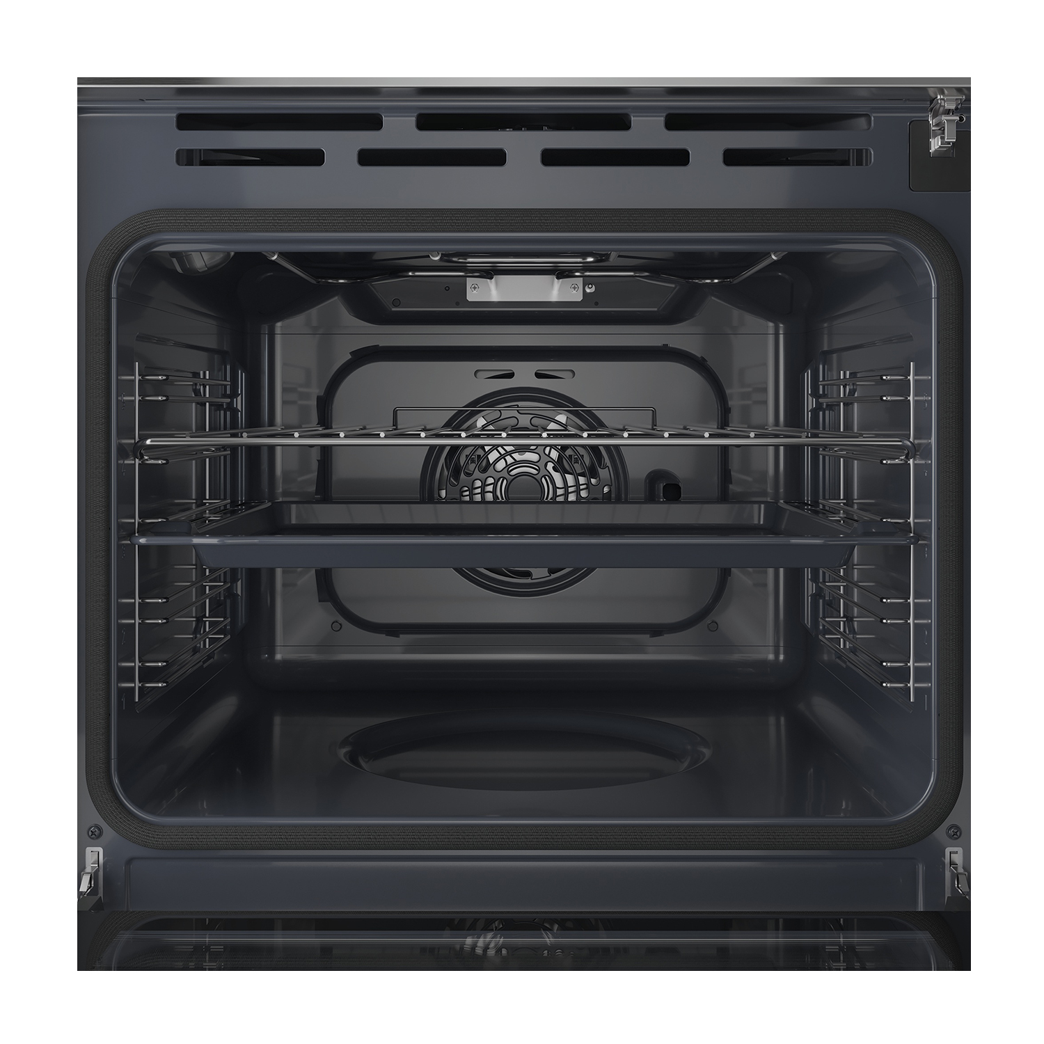 Vista interna di un forno scuro. Sono visibili due griglie, una con un vassoio. La porta del forno è aperta.