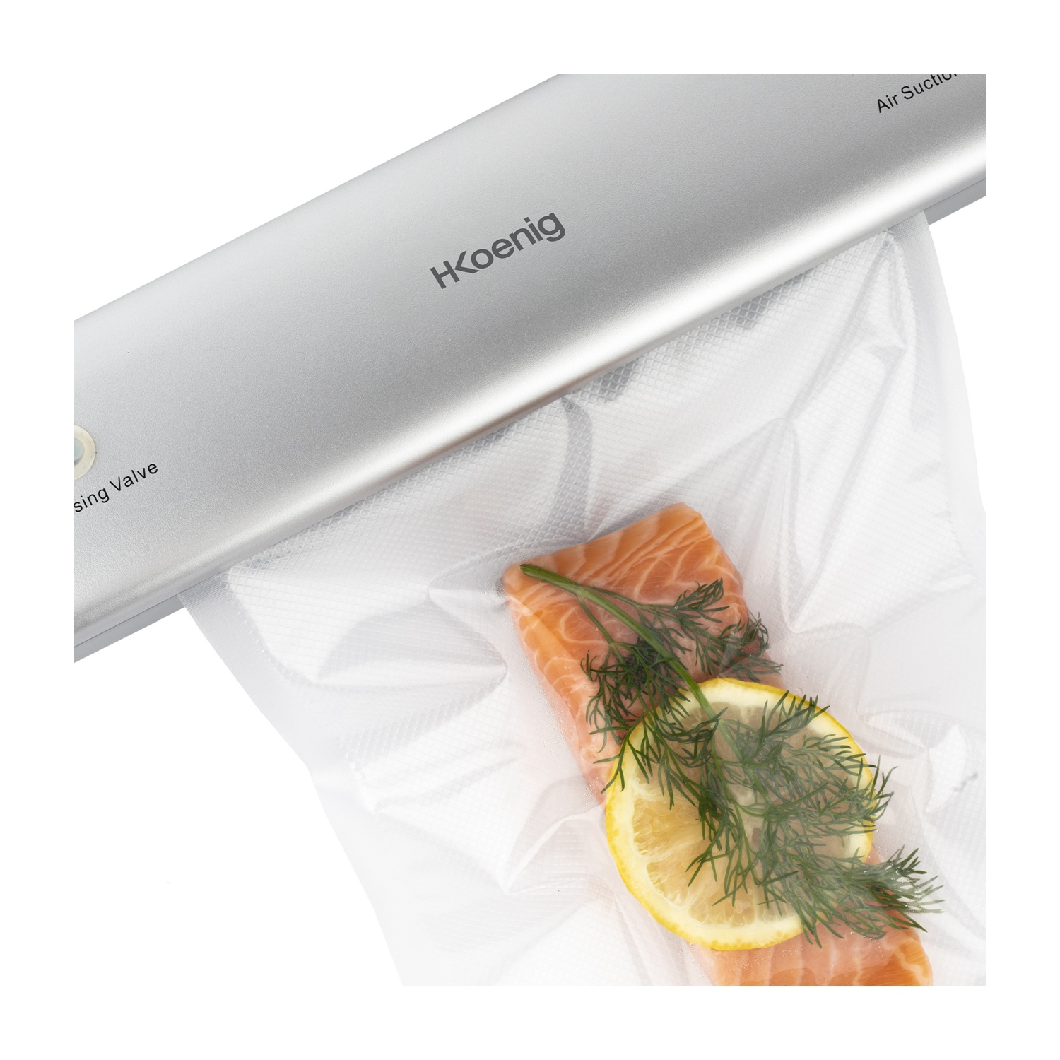 Una macchina sottovuoto con salmone, limone e aneto. Il salmone è in un sacchetto trasparente, sigillato dalla macchina.