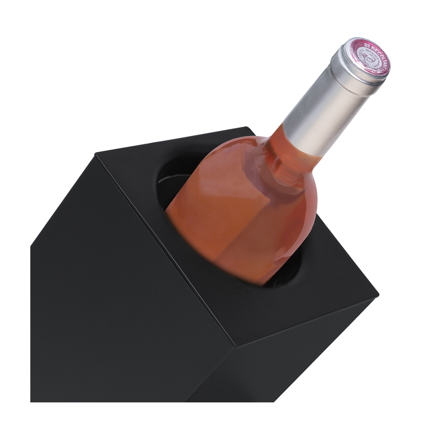 Una bottiglia di vino rosato in un supporto nero. La bottiglia è inclinata, con tappo argentato ed etichetta rossa e bianca.