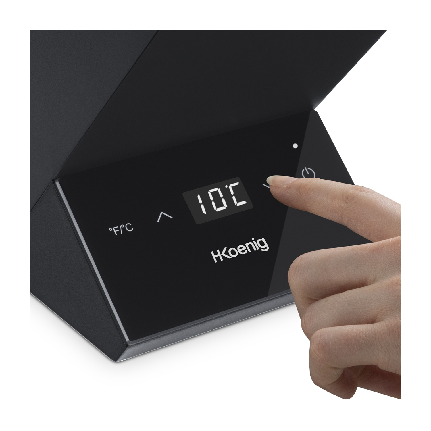 Una mano tocca il display di un elettrodomestico nero. Mostra 10°C. Il marchio è HKoenig. Il display ha un pulsante di accensione.