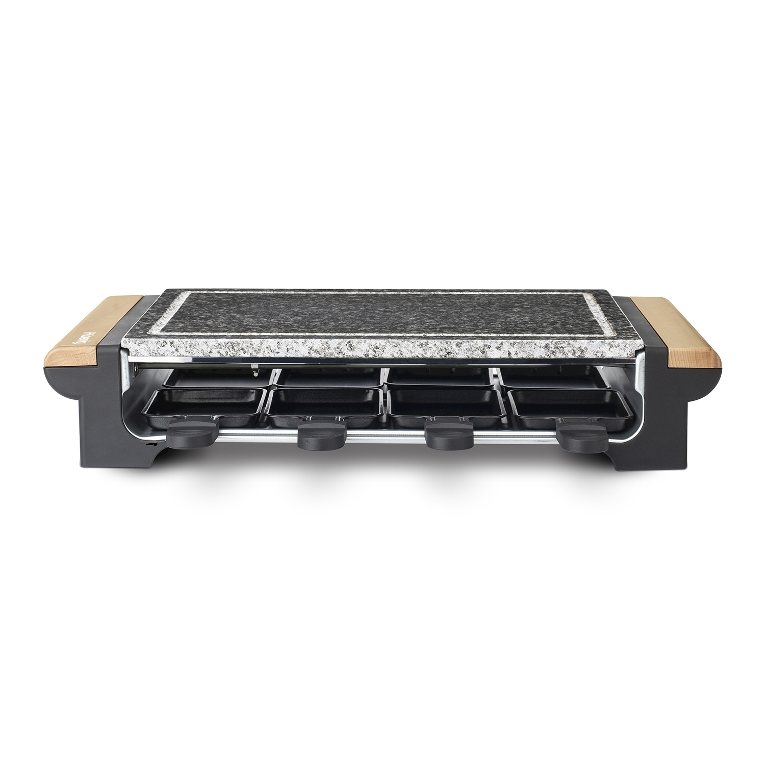 Una griglia per raclette con piano in granito nero e vassoi neri. Ci sono manici in legno su ogni estremità. Lo sfondo è bianco.
