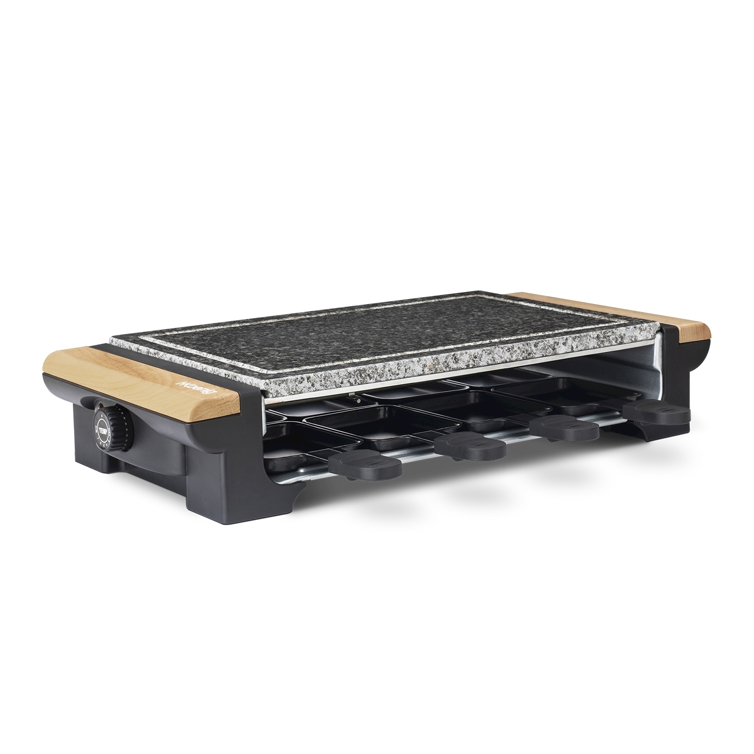 Una griglia per raclette con superficie di cottura nera, dettagli in legno e vassoi neri per formaggio. Su sfondo bianco.
