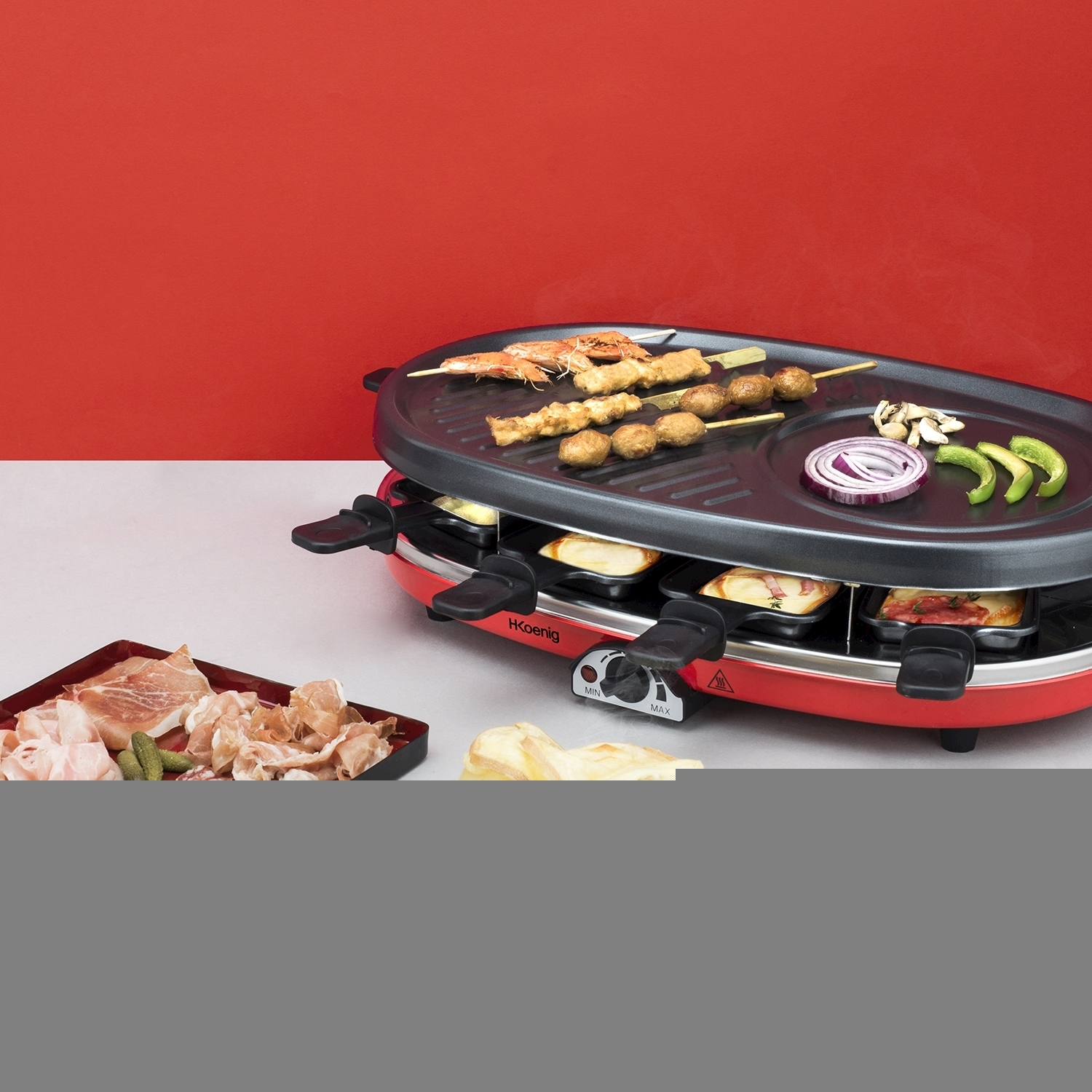Griglia per raclette con spiedini di cibo, verdure e carne. Sfondo rosso e piatti con cibo presenti.