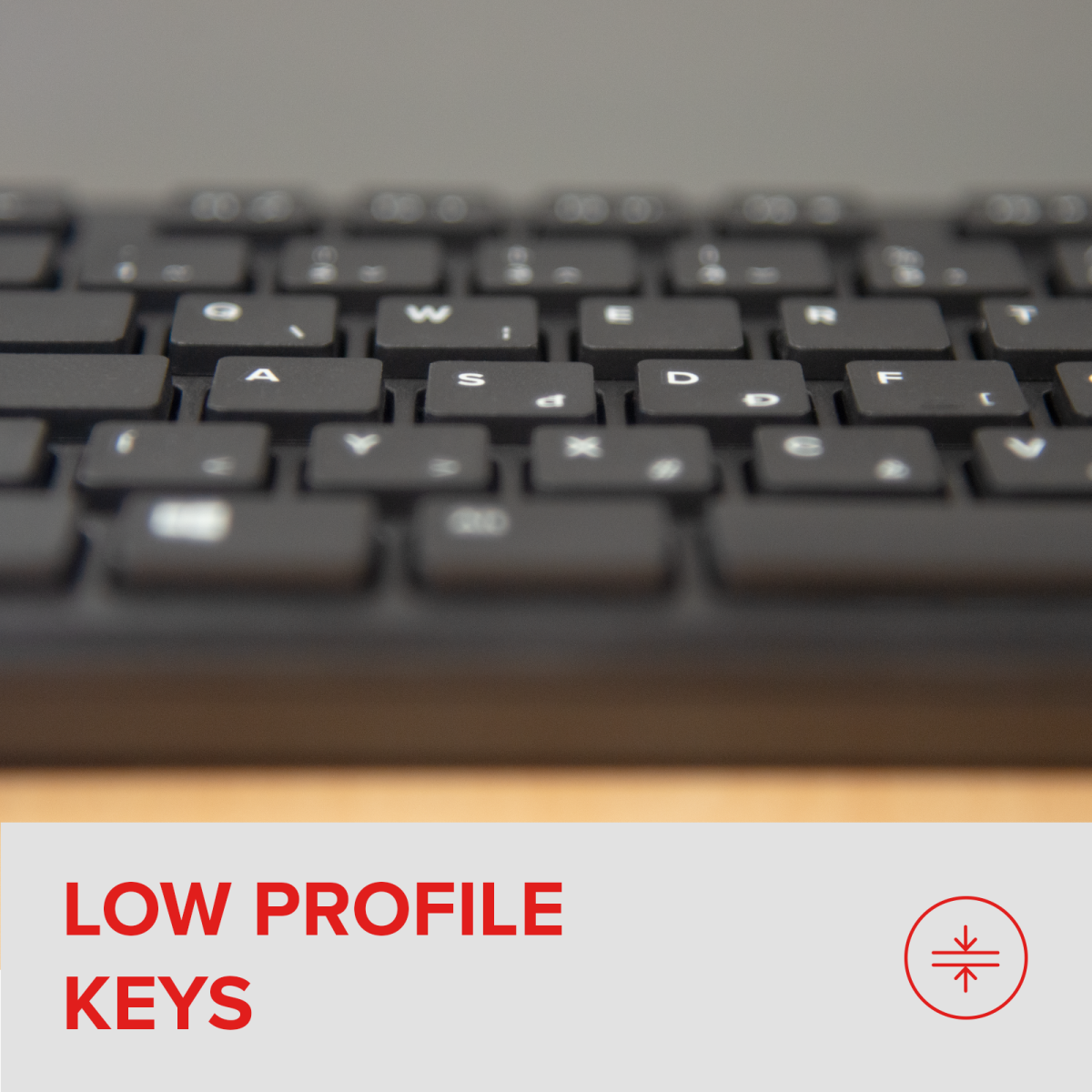 Egy fekete billentyűzet közeli képe alacsony profilú billentyűkkel. A billentyűk betűkkel vannak feliratozva. Piros szöveg: 'LOW PROFILE KEYS'.