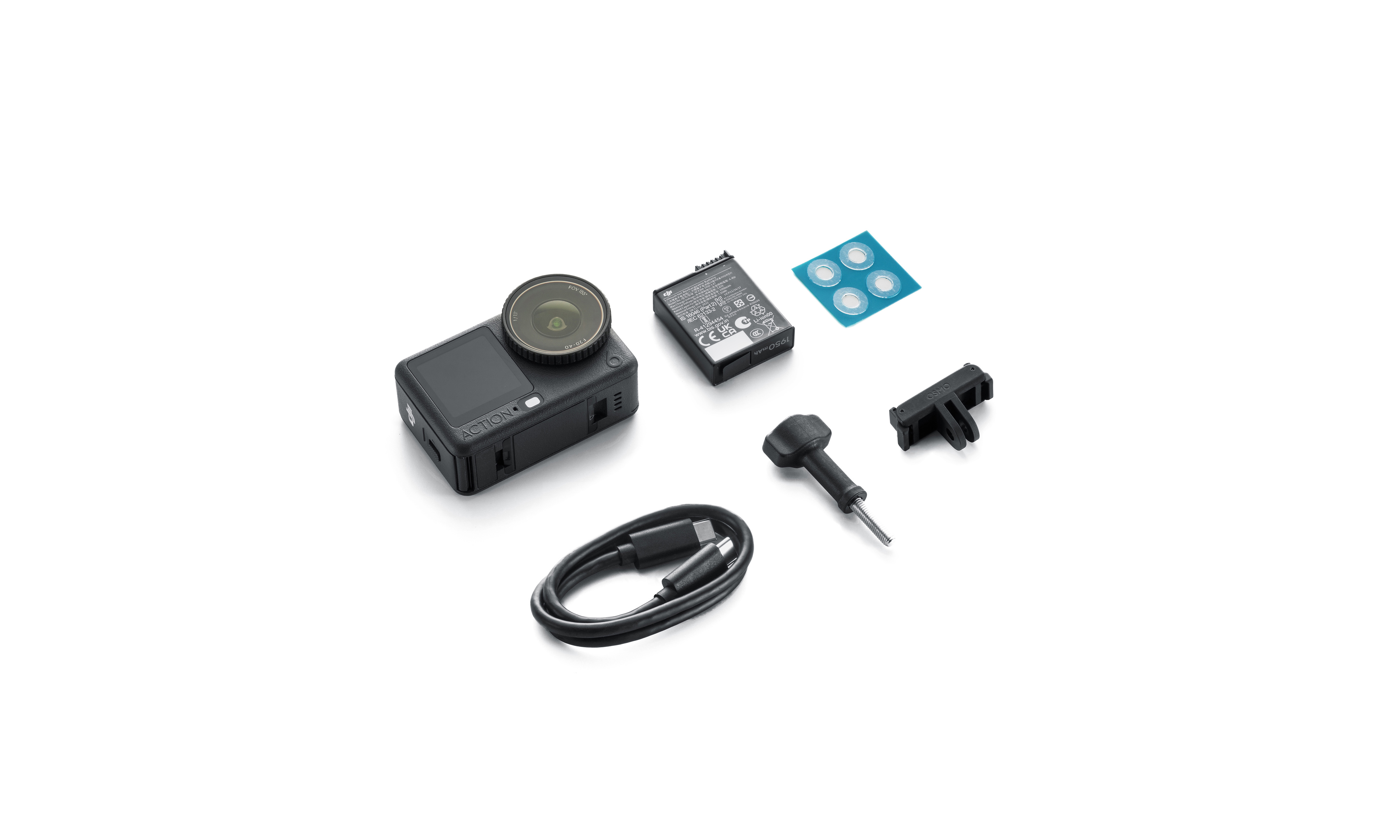 Schwarze Action-Kamera mit Zubehör: Akku, Kabel, Halterung und Klebepads, alles auf weißem Hintergrund.