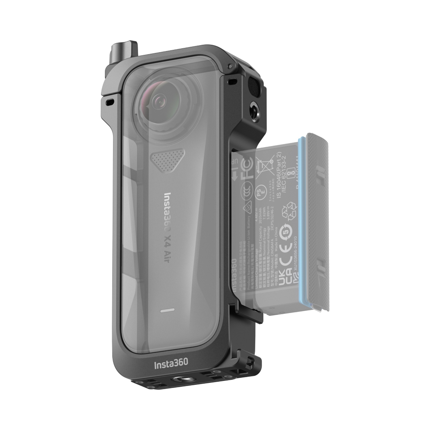 Una fotocamera Insta360 X4 Air con custodia grigia e batteria collegata. Le etichette includono Insta360 e specifiche.