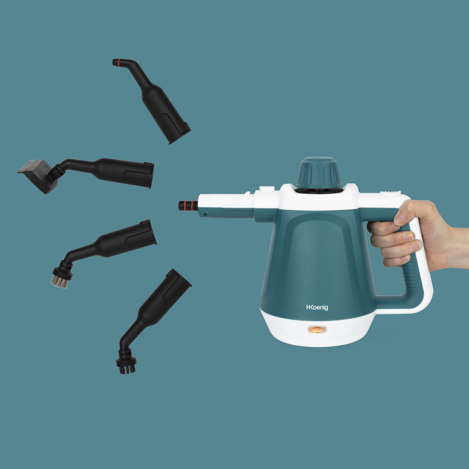 Un pulitore a vapore Koenig verde acqua e bianco con diversi accessori neri. Una mano tiene il pulitore. Sfondo verde acqua.