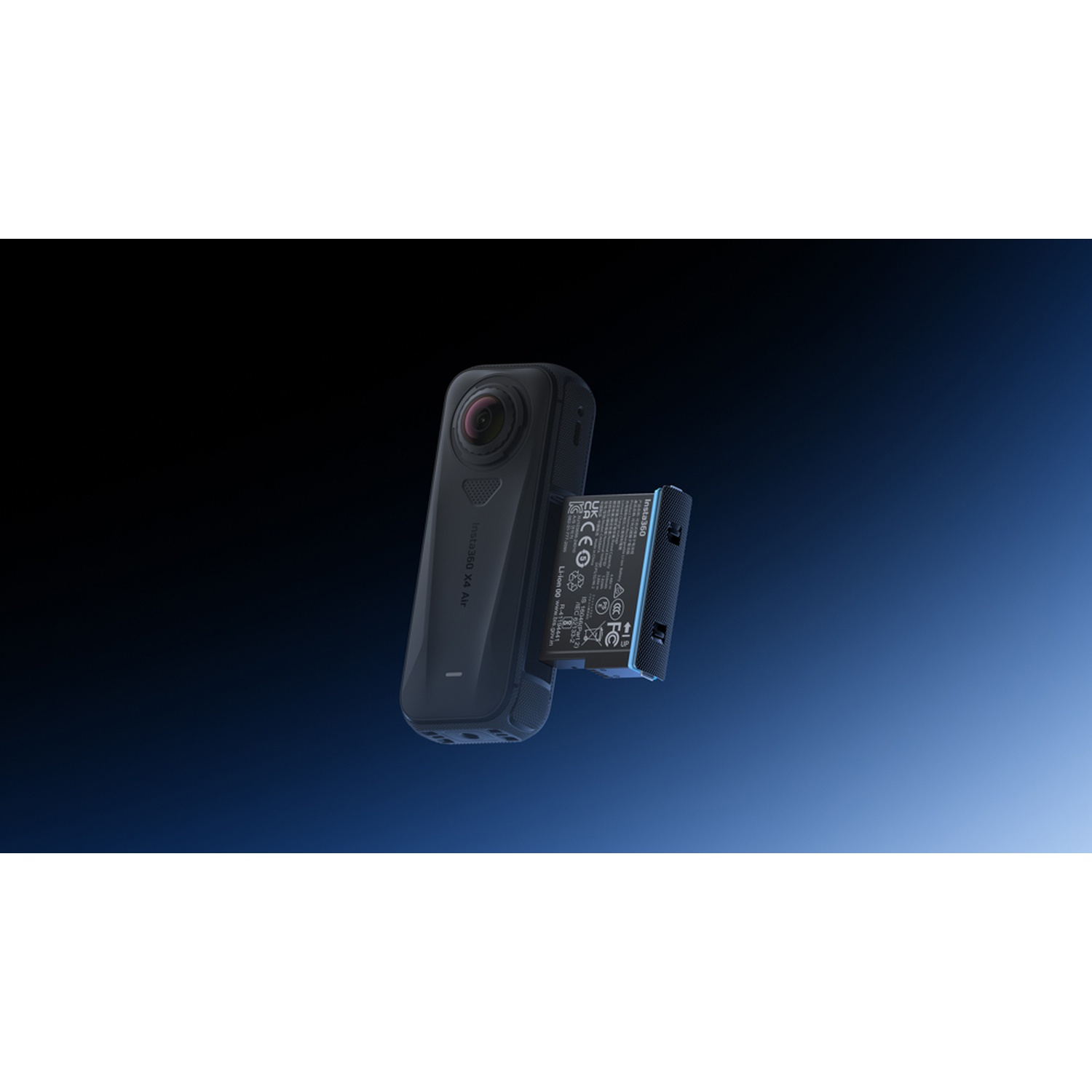 Una fotocamera Insta360 X4 Air nera con batteria collegata. Lo sfondo è una sfumatura da nero a blu.