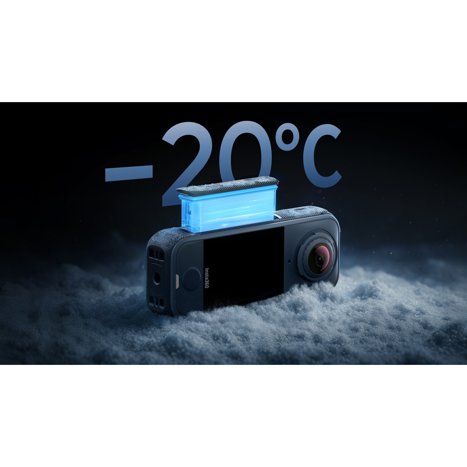 Una fotocamera con una luce blu sopra è sulla neve. L'immagine mostra -20°C sullo sfondo. Insta360 è scritto sulla fotocamera.