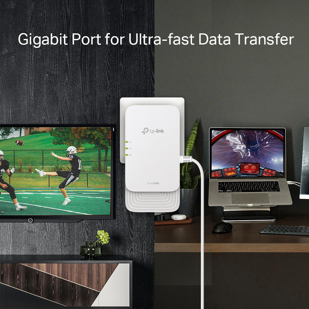 Ein weißes TP-Link-Gerät ist in eine Wand eingesteckt. Ein Laptop und ein Fernseher zeigen Bilder. Eine Pflanze und eine Maus sind sichtbar.