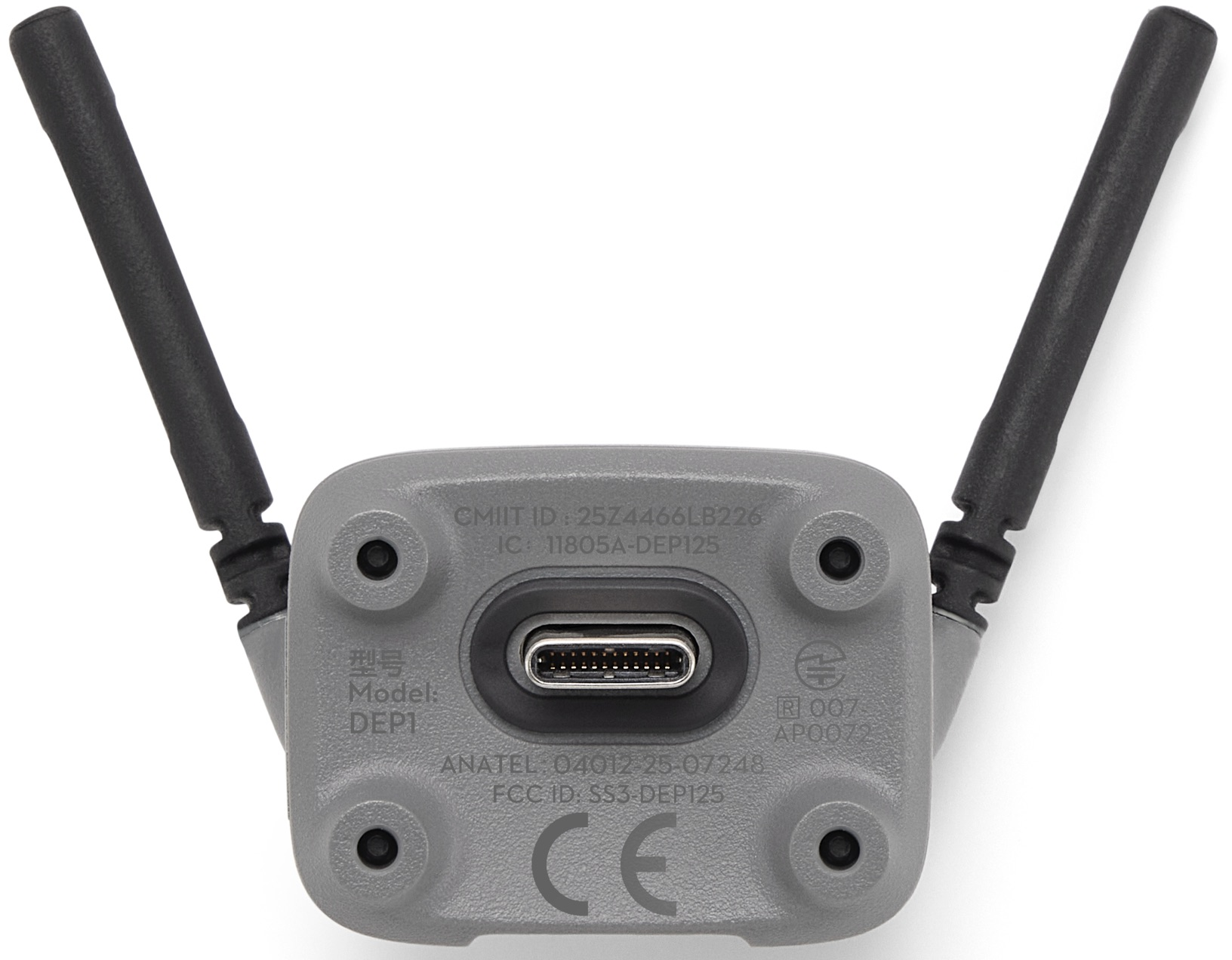 Graues Gerät mit zwei schwarzen Antennen, einem USB-C-Anschluss und verschiedenen Etiketten. Das Gerät hat ein CE-Zeichen.