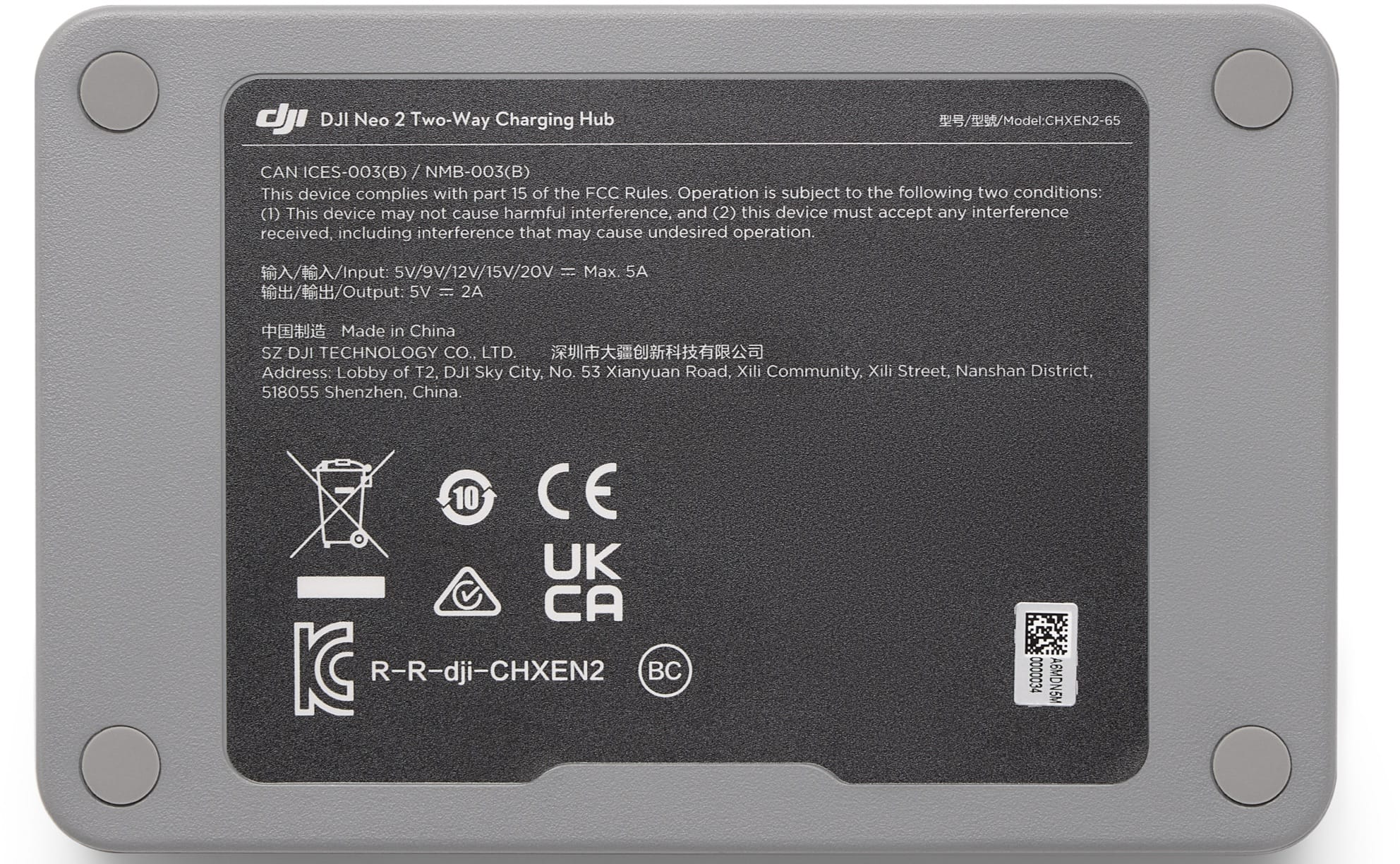 Un hub de chargement DJI Neo 2 gris avec du texte et des logos, dont les symboles 'CE' et 'UK CA'.