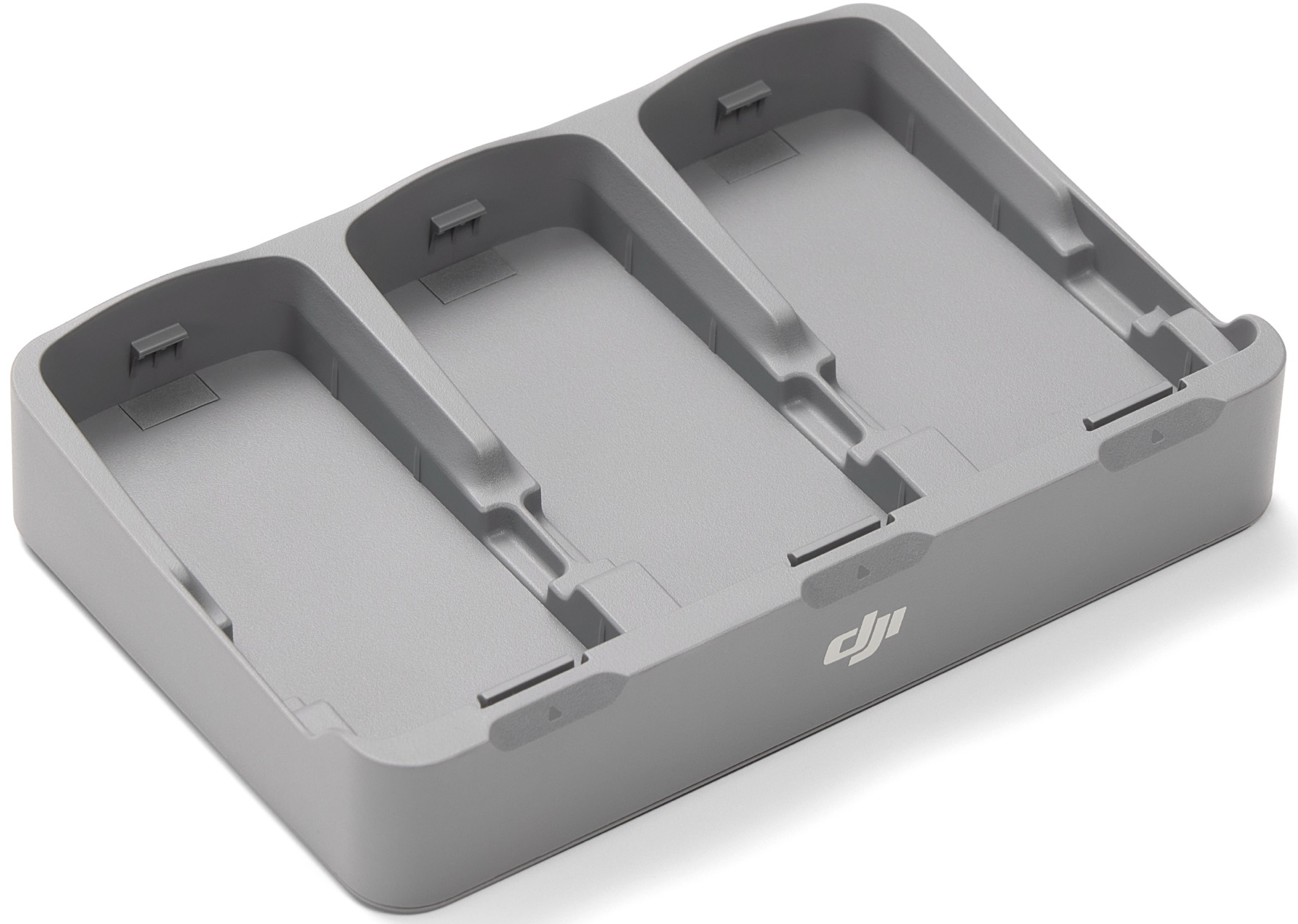 Une station de charge grise pour batteries de drone avec trois emplacements. Le logo DJI est sur le devant.