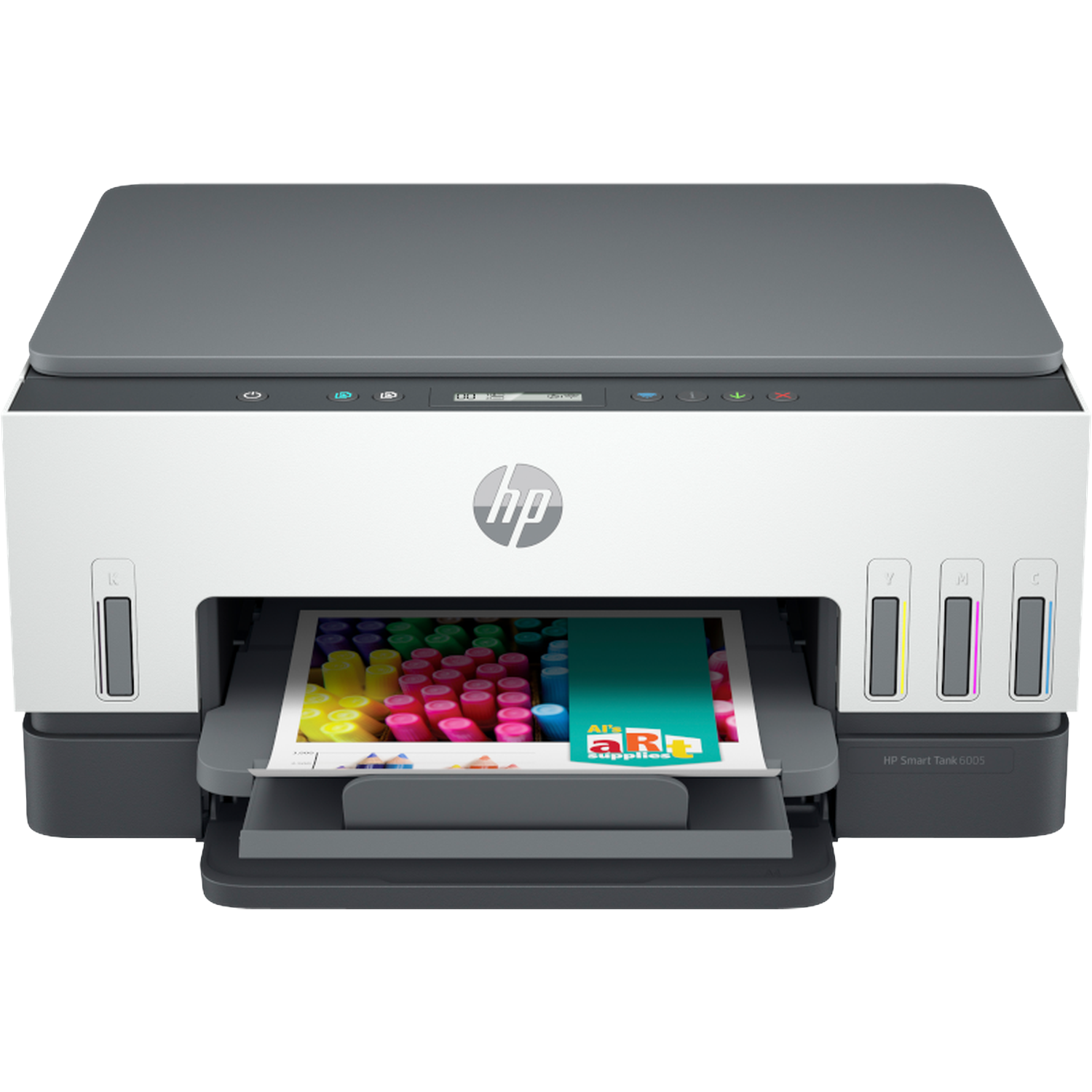 Een HP Smart Tank 6005 printer. Wit en grijs met het HP-logo. Een vel met kleurrijke kunst ligt in de uitvoerlade.