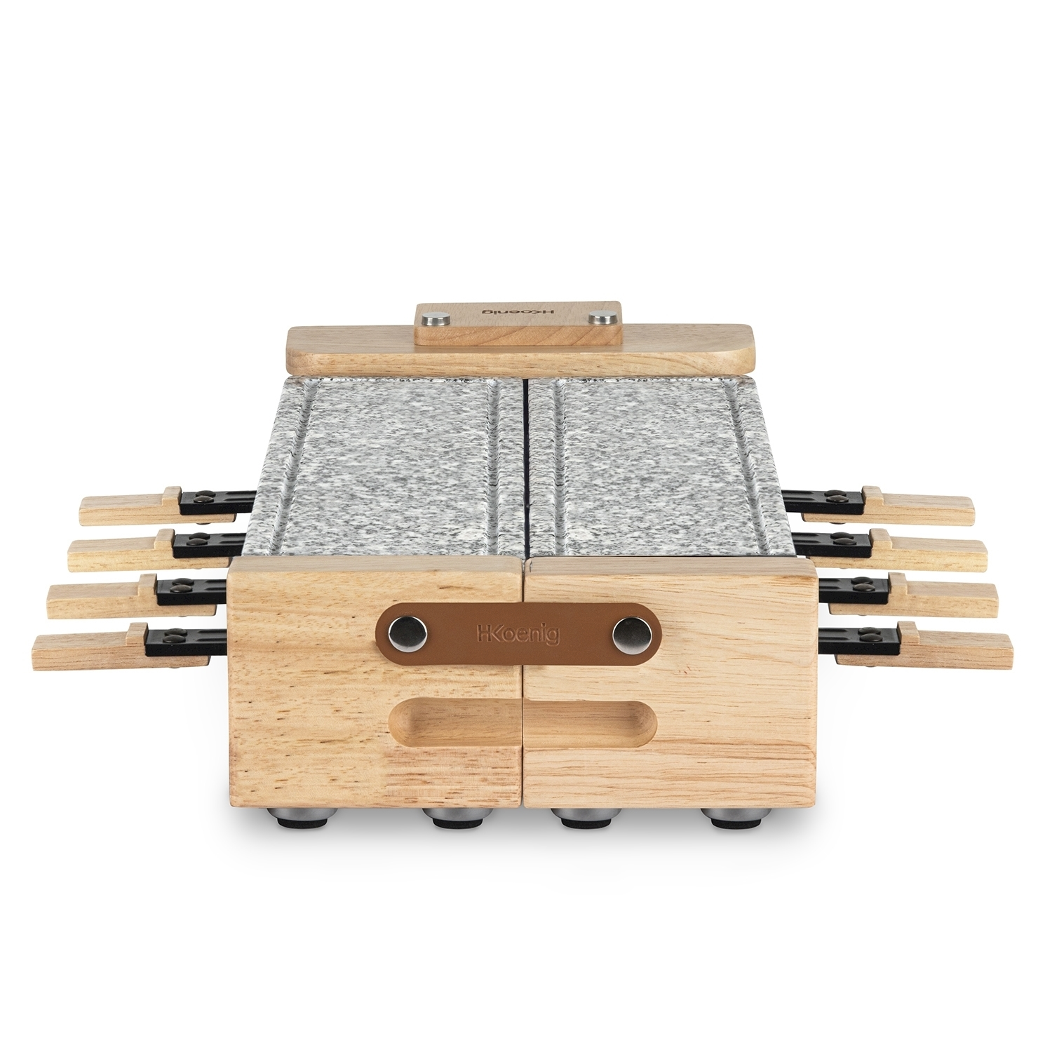 Una griglia per raclette in legno con superficie in pietra. Ha diversi porta formaggio ed è su sfondo bianco.