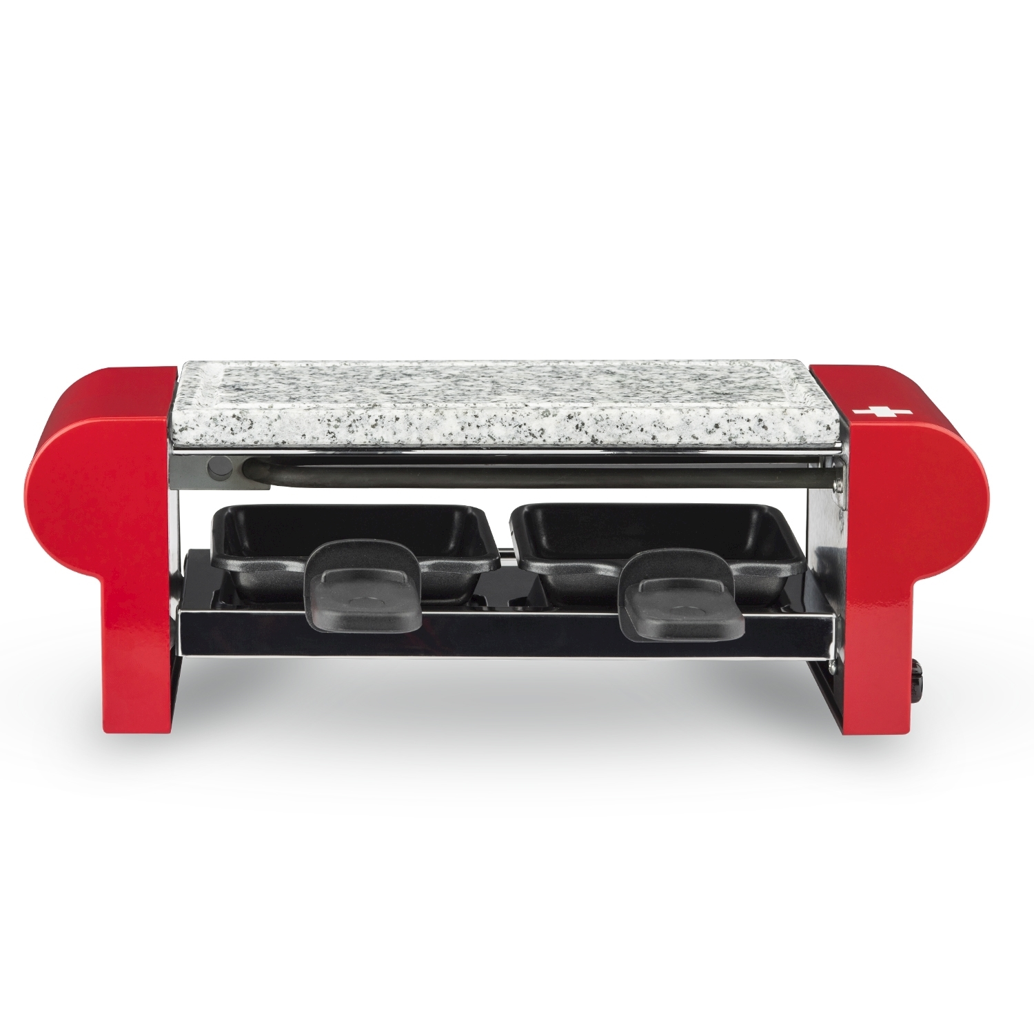 Una griglia per raclette rossa e argento con piano in granito e due vassoi neri. Bandiera svizzera sul lato. Isolato su sfondo bianco.