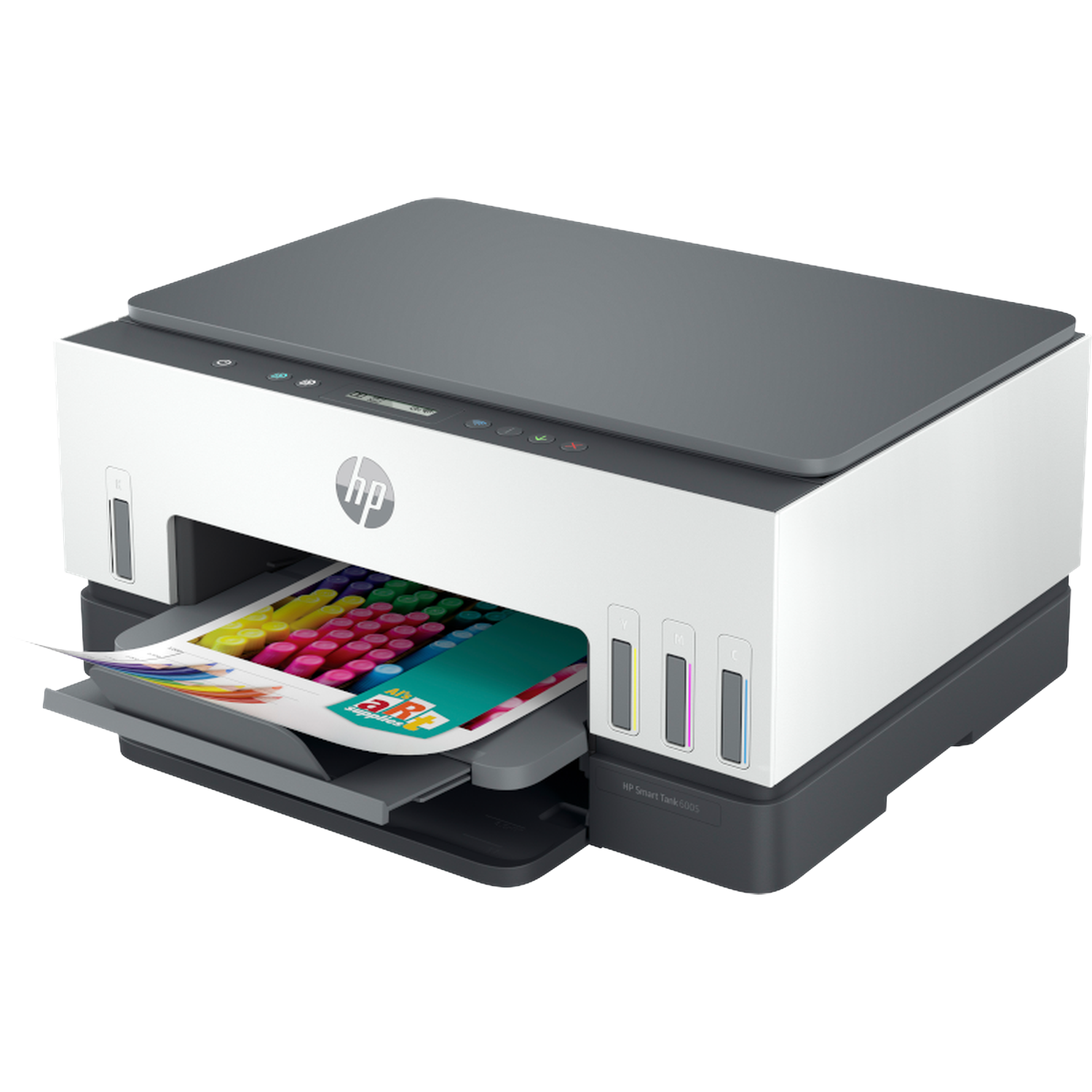 Une imprimante HP Smart Tank 6005 est montrée. Elle est blanche et grise, avec une page imprimée dans le bac de sortie.
