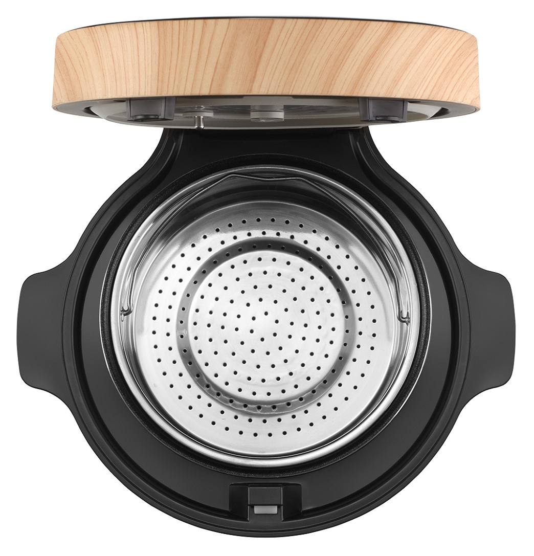 Widok z góry na czarne i srebrne urządzenie do gotowania z drewnianą pokrywą. Ma perforowaną metalową wkładkę.