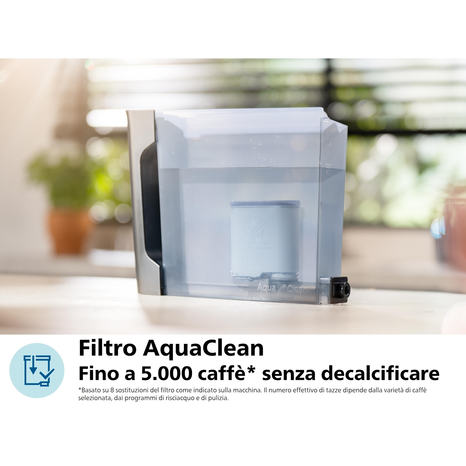 Un filtro dell'acqua per la macchina del caffè. C'è un filtro blu all'interno. Testo: 'AquaClean', 'fino a 5000 caffè', nome del prodotto.