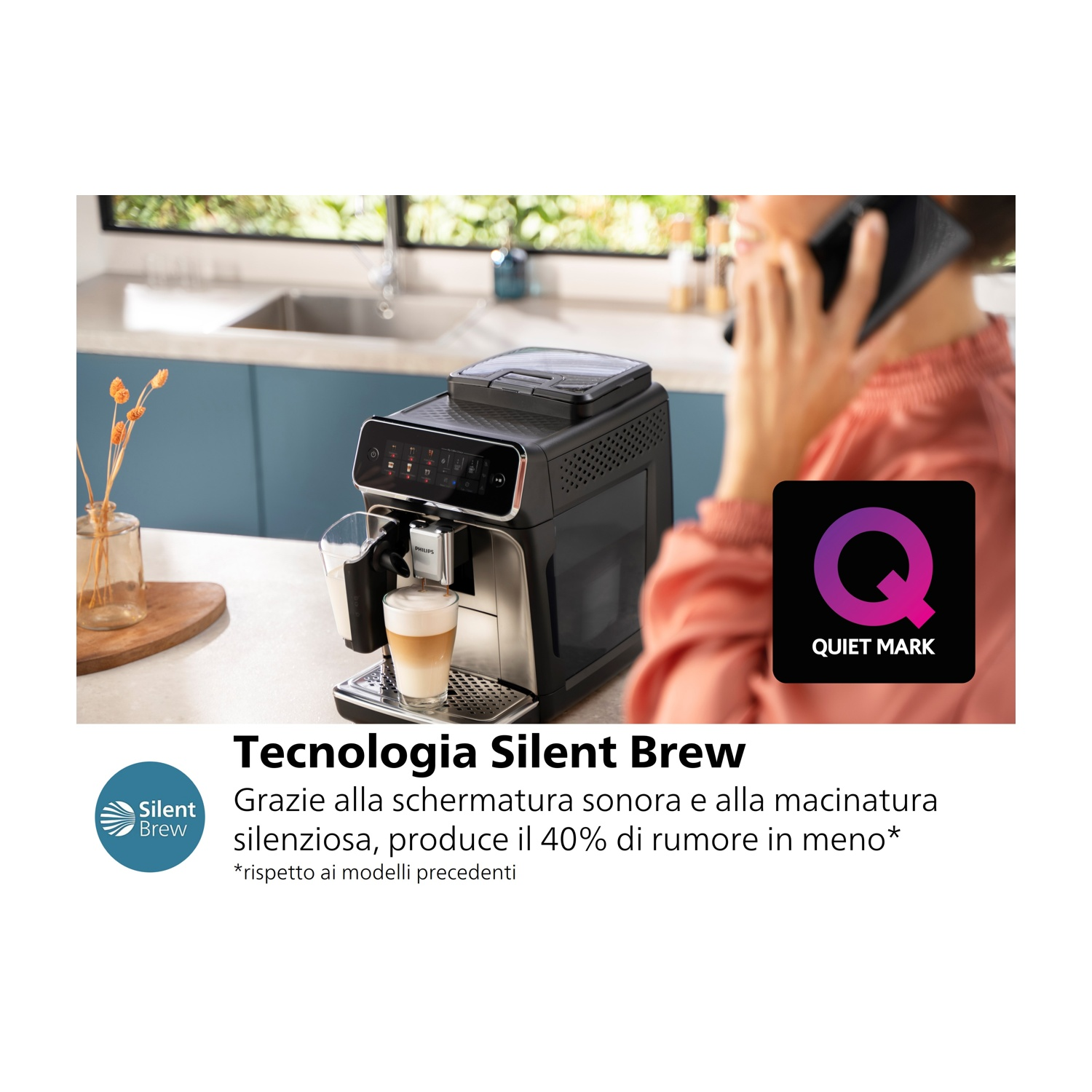 Macchina da caffè con latte, donna al telefono. Testo: Silent Brew, Tecnologia Silent Brew, Quiet Mark.