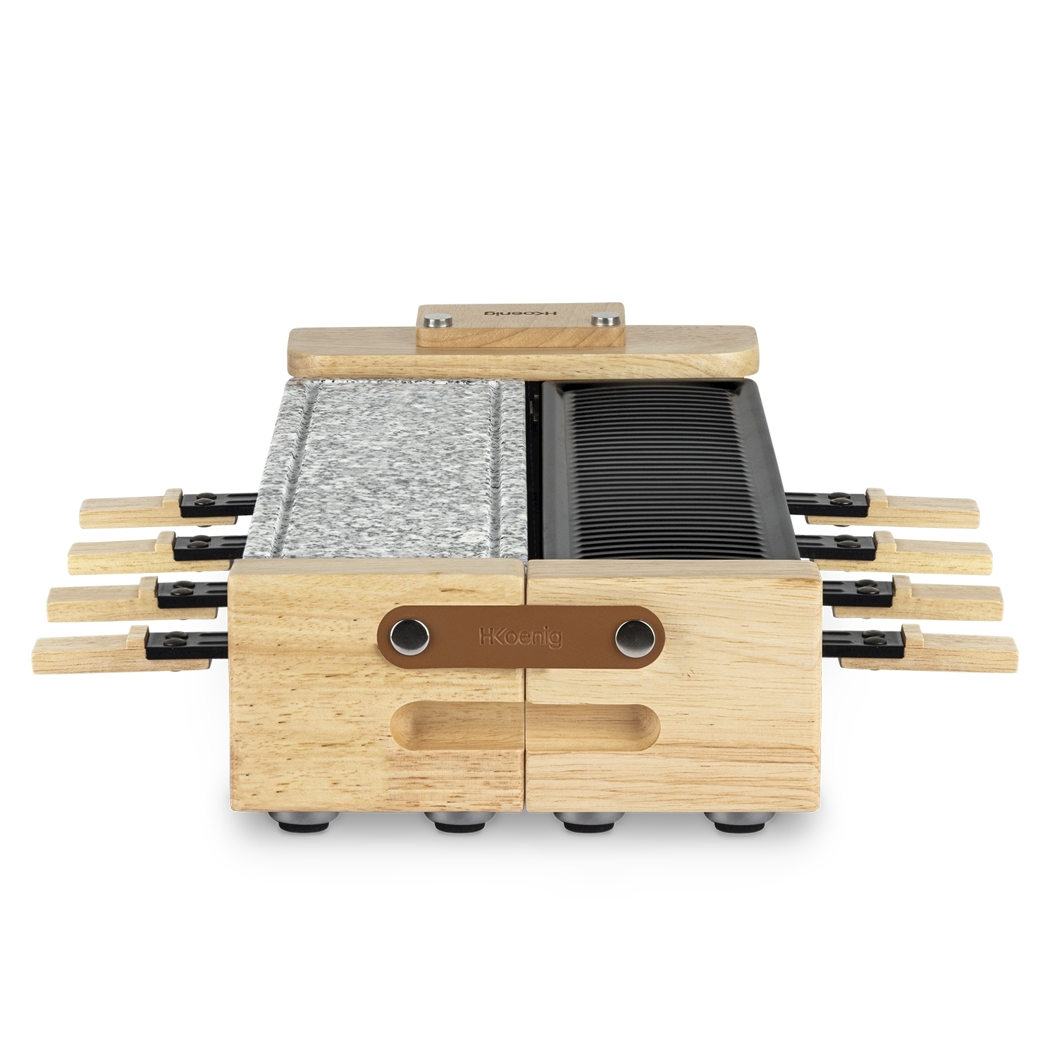 Una griglia per raclette H.Koenig in legno. Ha una piastra in pietra e una piastra per grigliare. La griglia ha manici in legno e un dettaglio in pelle marrone.