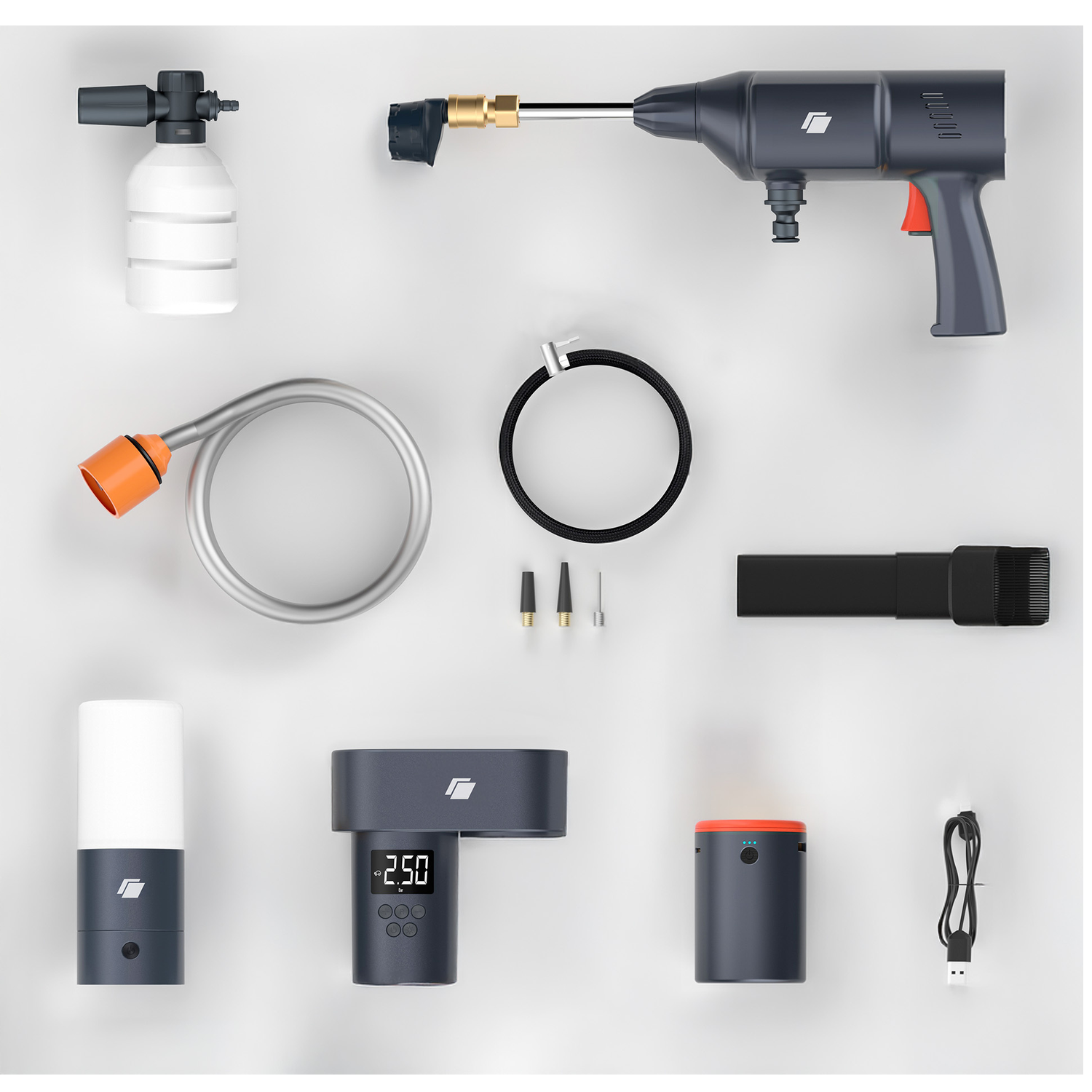 Verschillende autowasgereedschappen, waaronder een hogedrukreiniger, een schuimsprayer, een slang en een inflator, zijn op een witte achtergrond gerangschikt.
