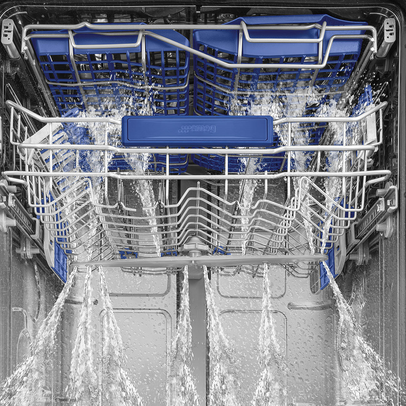 Im Geschirrspüler halten blaue Gestelle Wasserstrahlen. Wasser fließt nach unten und reinigt Geschirr. Smeg-Logo sichtbar.