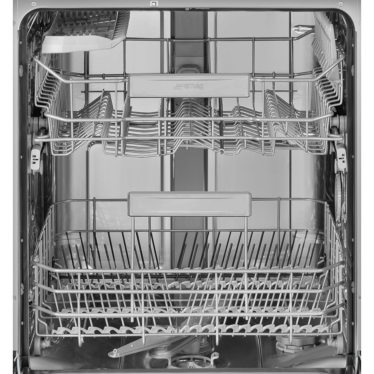 Im Inneren eines Geschirrspülers sind zwei Metallgestelle zu sehen. Das obere Gestell hält Utensilien. Das untere Gestell hat hohe Halter für Teller.