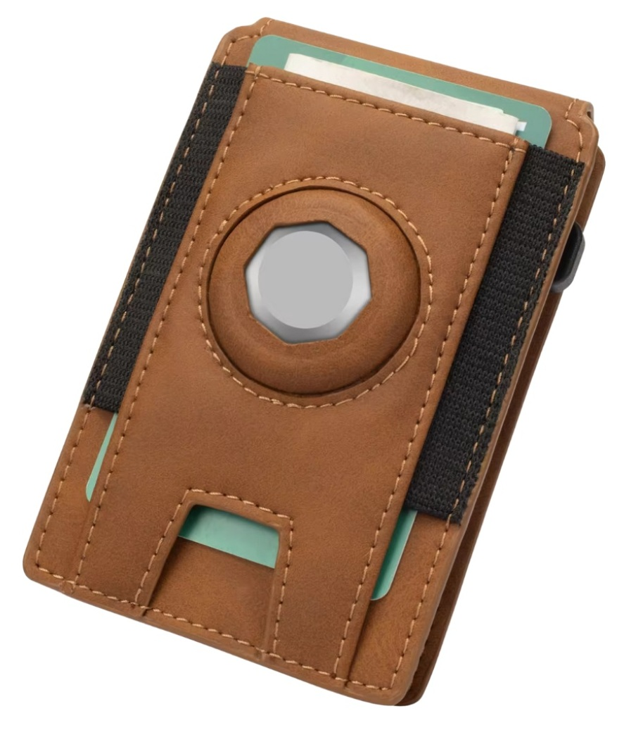 Brązowy skórzany portfel z przeszytymi krawędziami, czarną gumką i srebrnym dyskiem pośrodku. Karty widoczne w szczelinach.