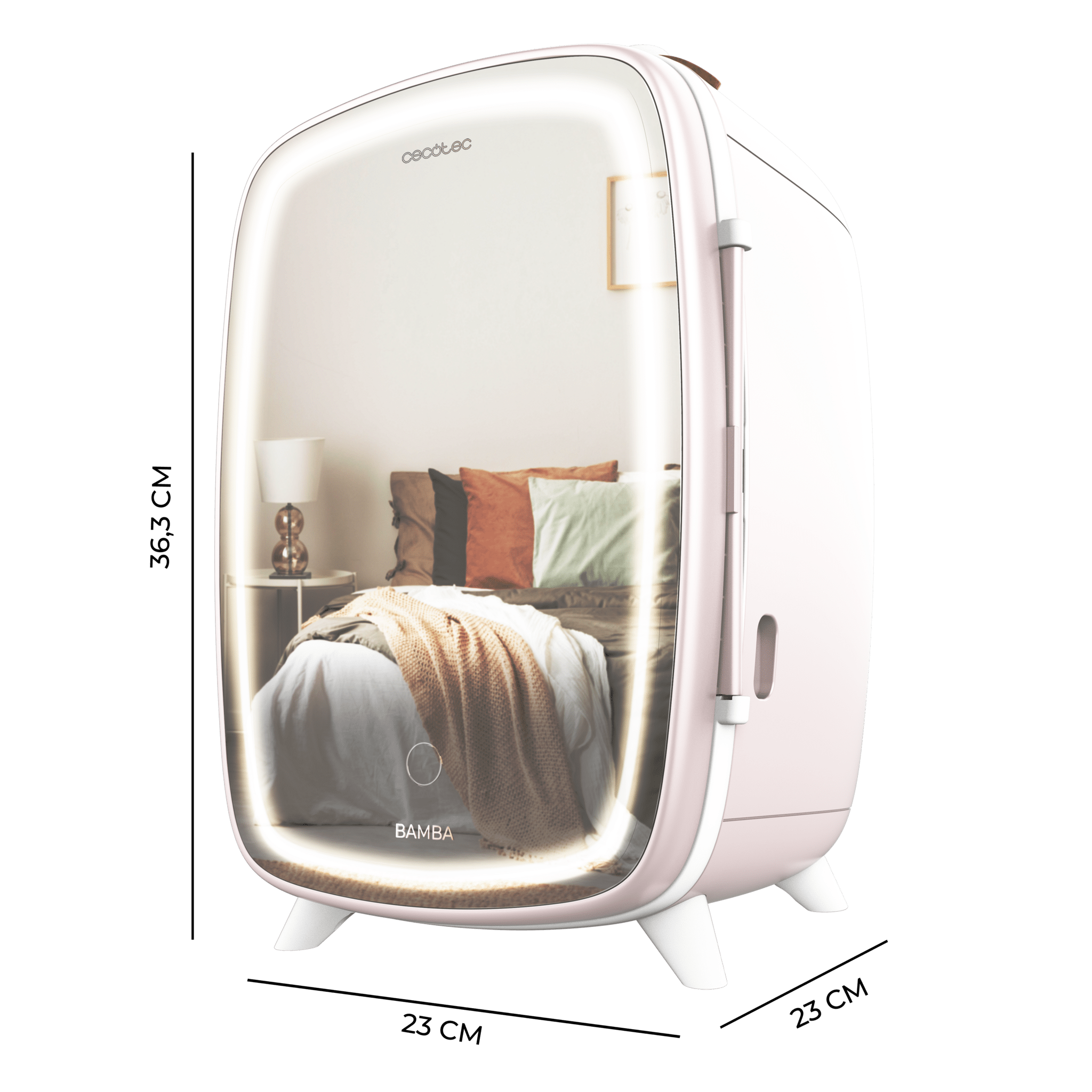 Mini-nevera rosa con puerta de espejo, reflejo de un dormitorio con cama, almohadas y manta. Se muestran las dimensiones.