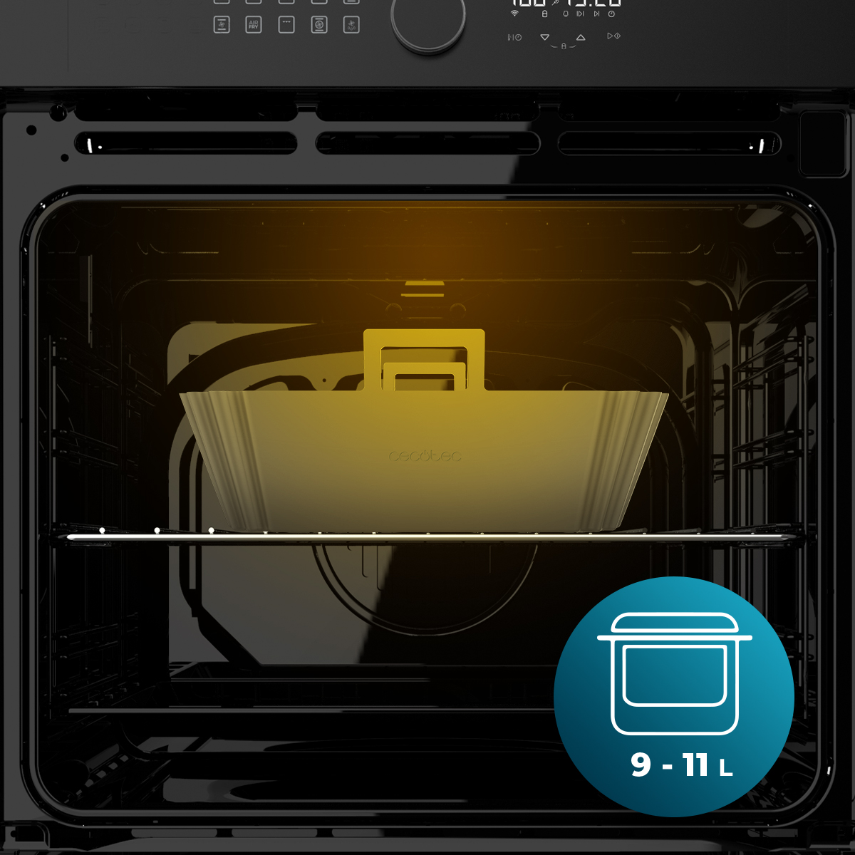 Dentro de un horno, una bandeja con asas está en una rejilla. La puerta del horno es negra, con pantalla digital.