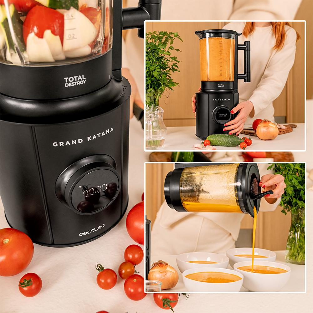 Una licuadora negra con verduras dentro, una mujer sosteniendo la licuadora con sopa y vertiéndola en cuencos. Tomates y cebolla sobre la mesa.