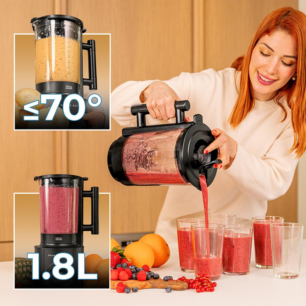 Mujer vertiendo batido de la licuadora en vasos. Frutas y una licuadora en la mesa. Otras licuadoras están al lado.