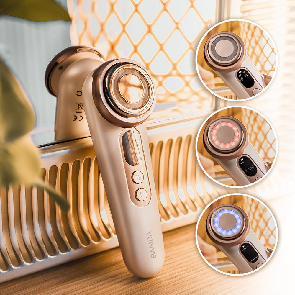 Un dispositivo facial beige con tres configuraciones de luz. Tiene una cabeza redonda y un mango con botones. El fondo es un patrón decorativo.