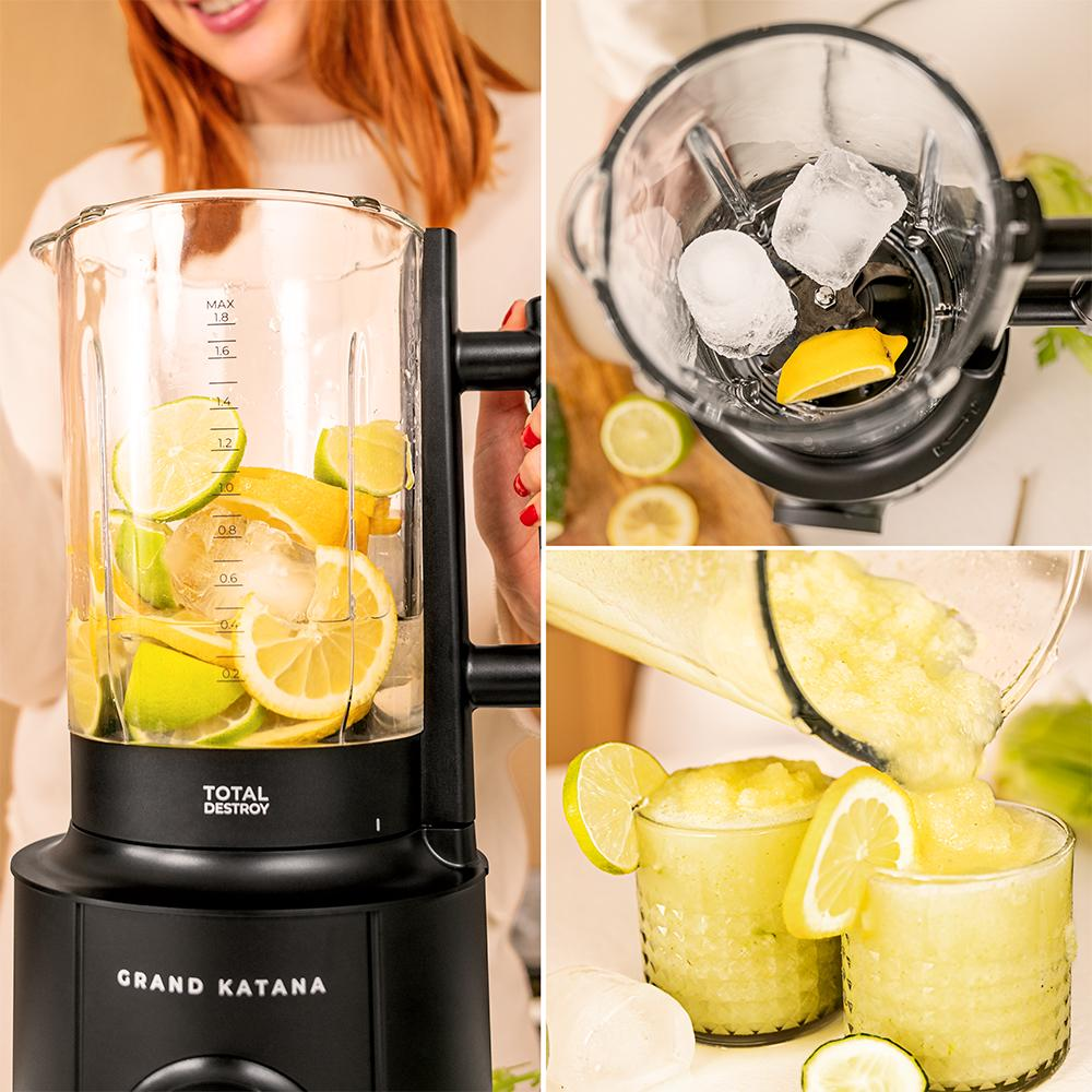 Se muestra una licuadora con limones, limas y hielo. Una mujer sostiene la licuadora. Dos vasos de batido están en la parte inferior.