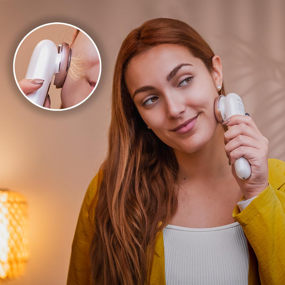 Una mujer usa un dispositivo de belleza blanco en su rostro. Un círculo muestra un primer plano del uso. Lleva una chaqueta amarilla.