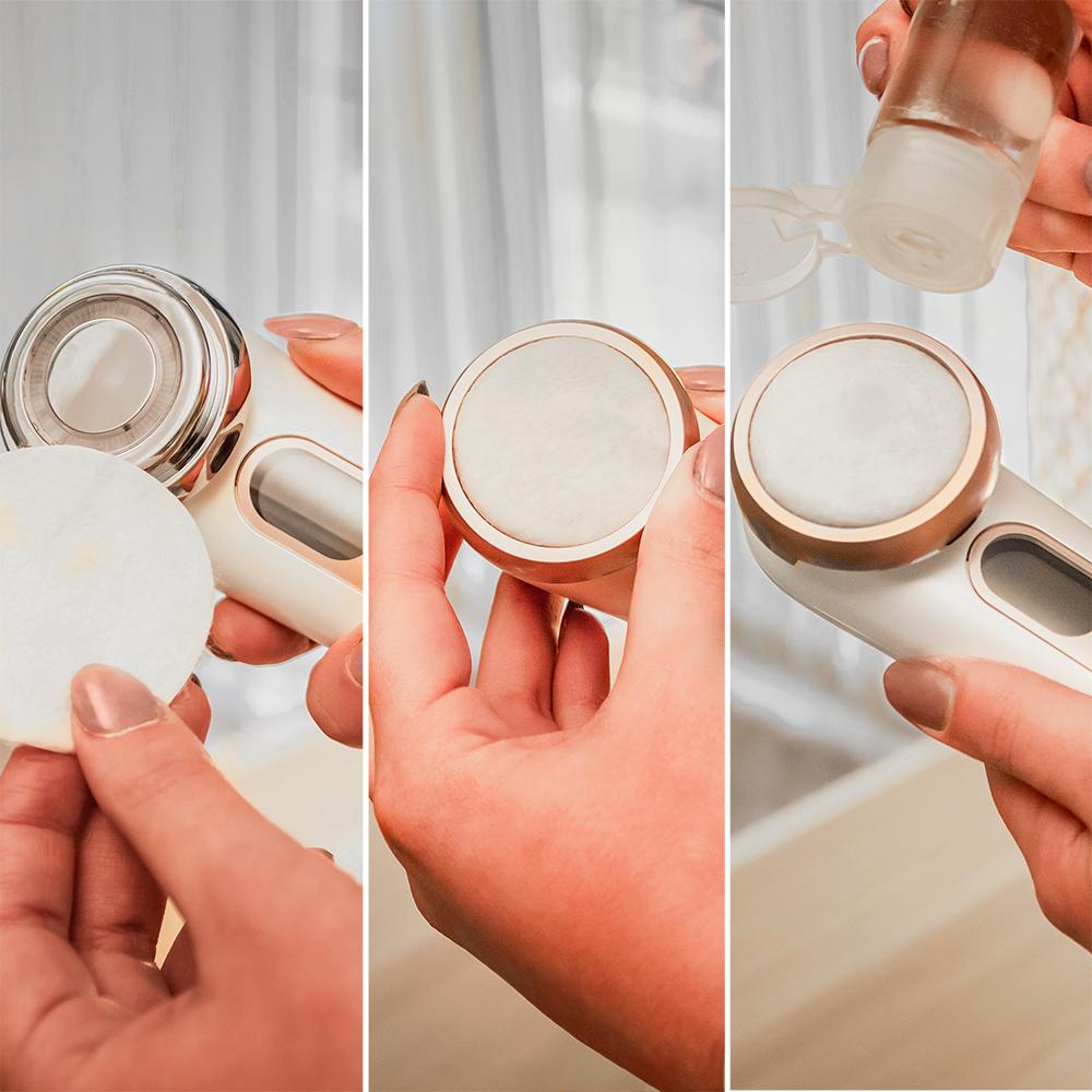 Manos sostienen un dispositivo para el cuidado de la piel y almohadillas de algodón. Se vierte líquido de una botella sobre la almohadilla del dispositivo.