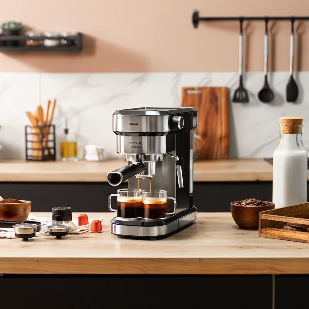 Máquina de espresso preparando café. Se llenan dos tazas. Granos de café, leche y accesorios en una encimera de madera. Cocina.