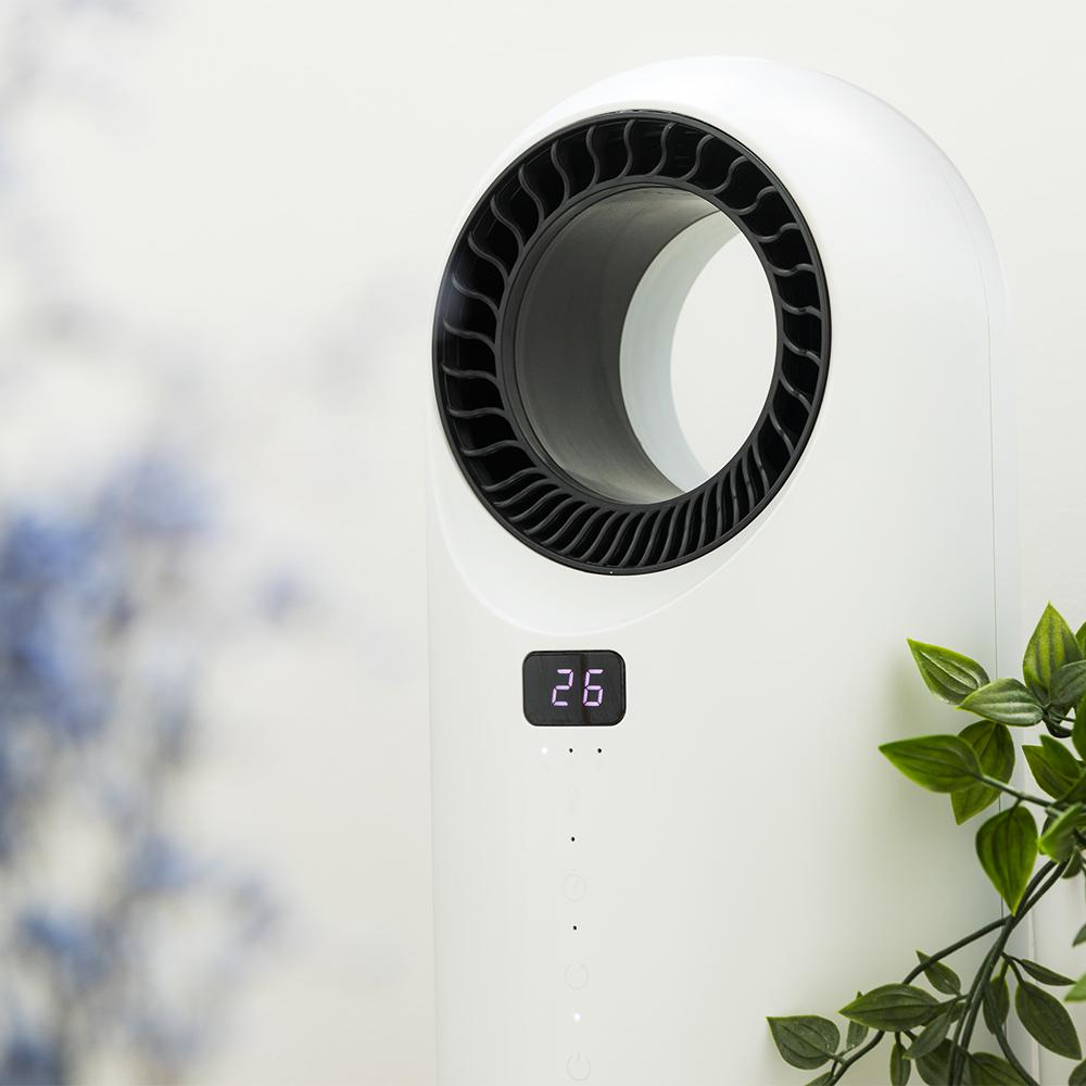 Purificador de aire blanco con una ventilación circular negra. Muestra el número 26 en una pantalla digital. Planta verde a la derecha.