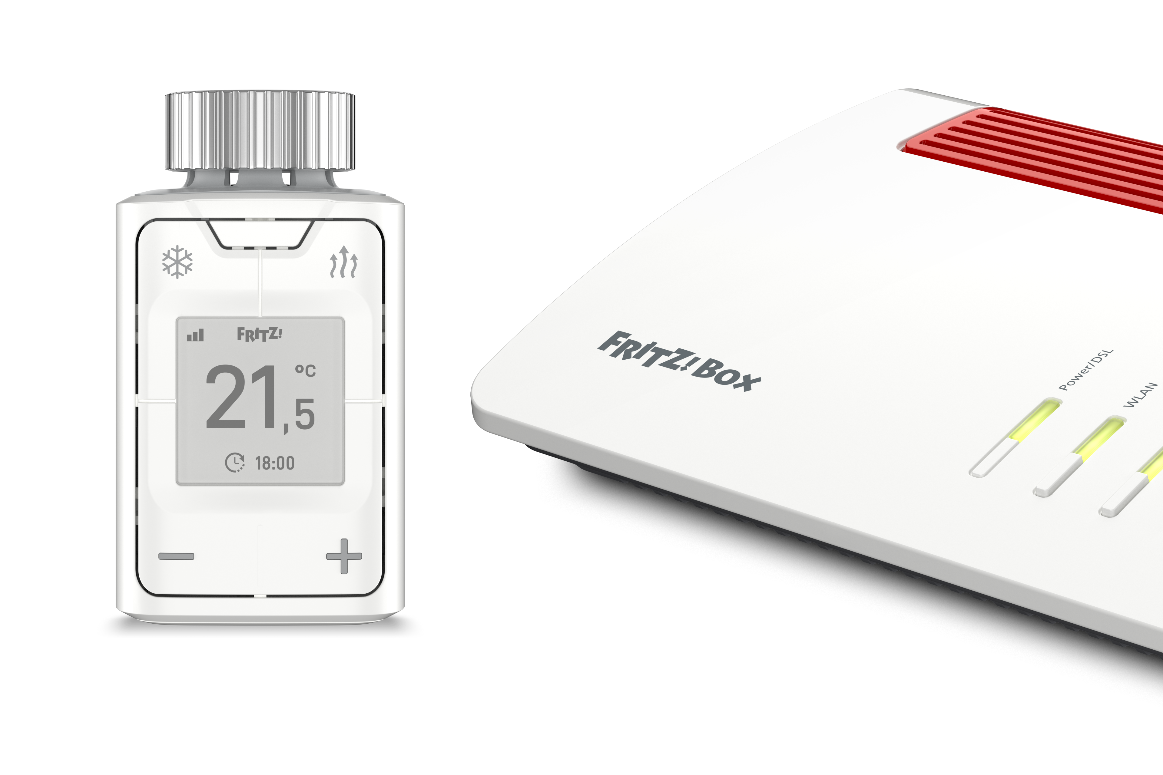 Ein weißes Thermostat zeigt 21,5 Grad Celsius und 18:00 Uhr an. Daneben befindet sich ein weißer und roter Router.