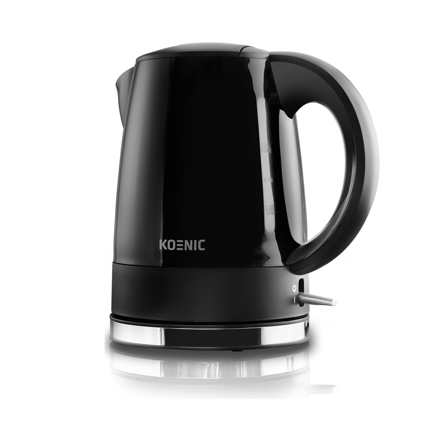 Un bollitore elettrico nero con manico e base argentata. Il marchio 'KOENIC' è visibile. Il bollitore è su una superficie bianca.