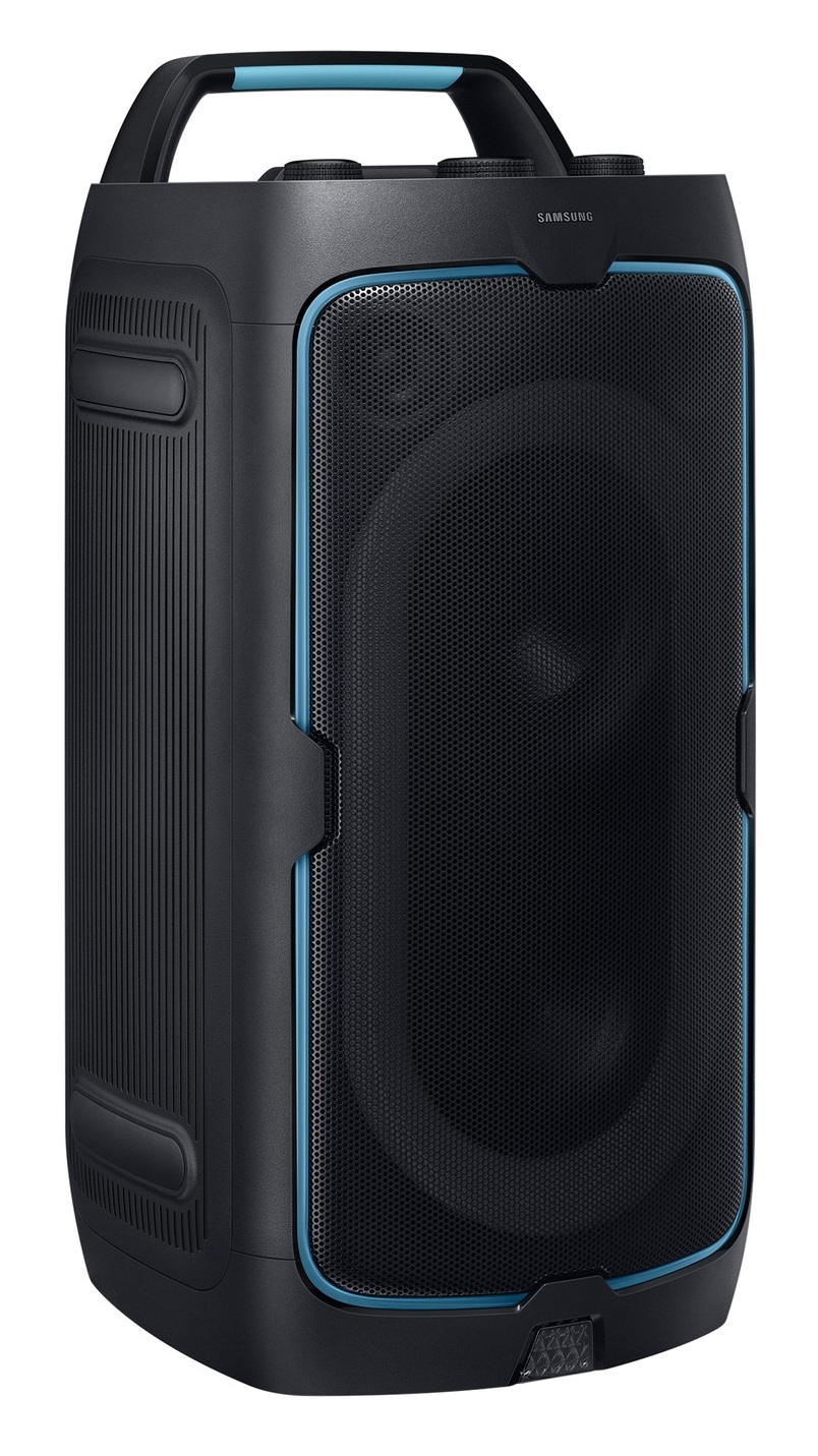 Czarny głośnik Samsung z niebieskimi akcentami. Posiada uchwyt, siatkowy przód i pokrętła. Prostokątny kształt.