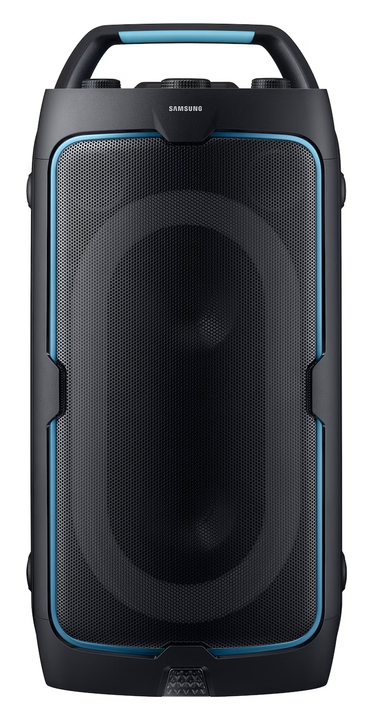 Czarny głośnik Samsung z niebieskimi akcentami. Posiada uchwyt, siatkowy przód i pokrętła. Widoczne logo Samsung.