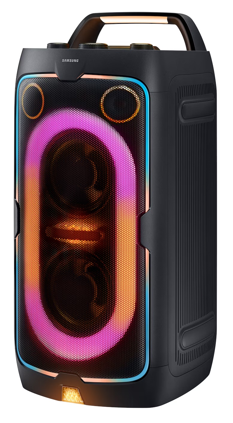 Czarny głośnik imprezowy Samsung z kolorowymi światłami. Ma uchwyt. Przód ma siatkę z okrągłym wyświetlaczem świetlnym.