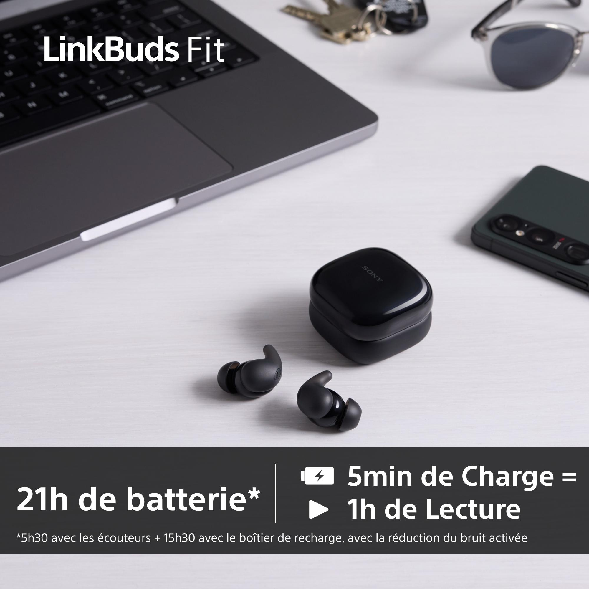 Écouteurs noirs Sony LinkBuds Fit, étui, ordinateur portable, téléphone et lunettes de soleil sur une table blanche. Le texte décrit la durée de vie de la batterie et le temps de charge.