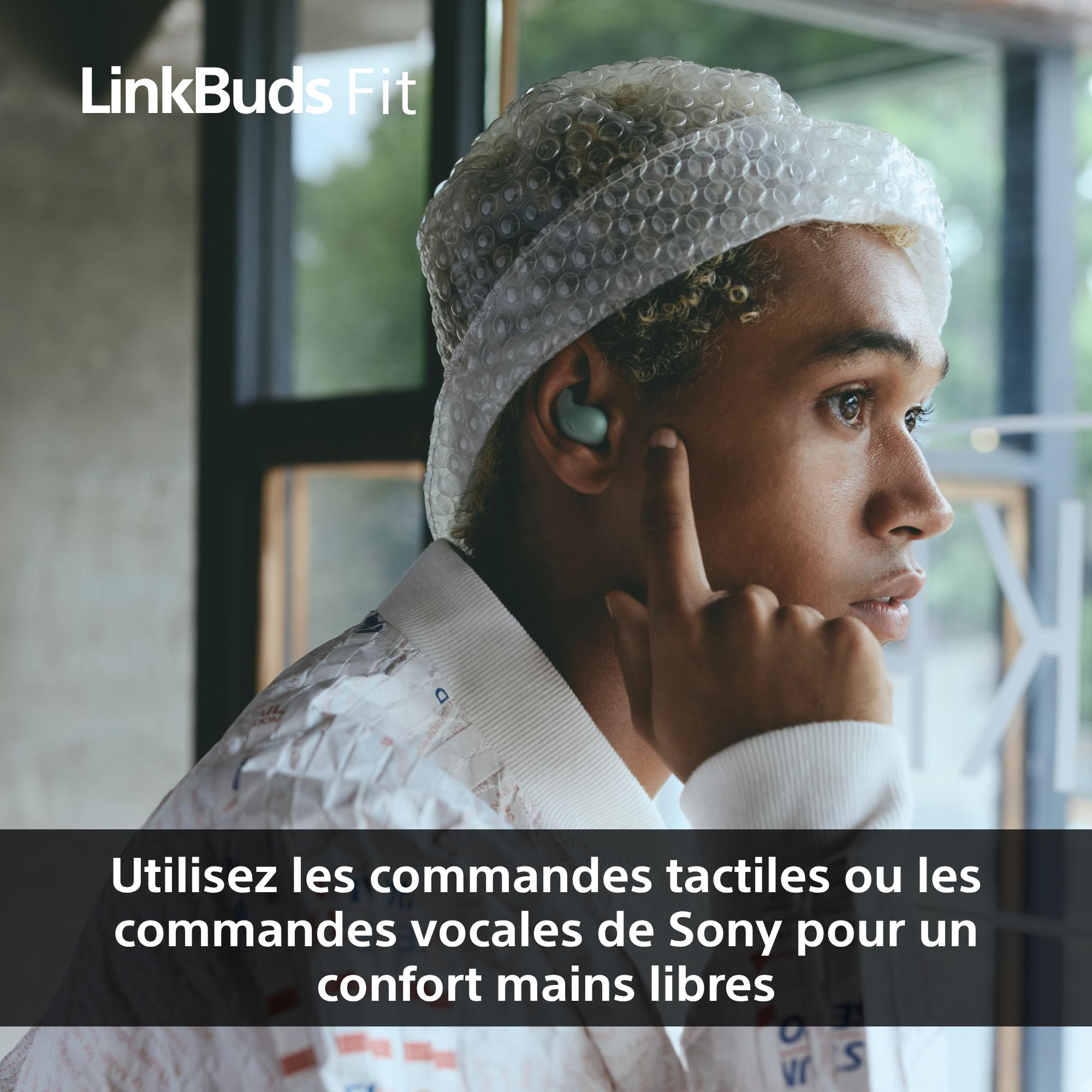 Une personne avec du papier bulle sur la tête et un écouteur. Texte : Utilisez les commandes tactiles ou vocales de Sony pour un confort mains libres.
