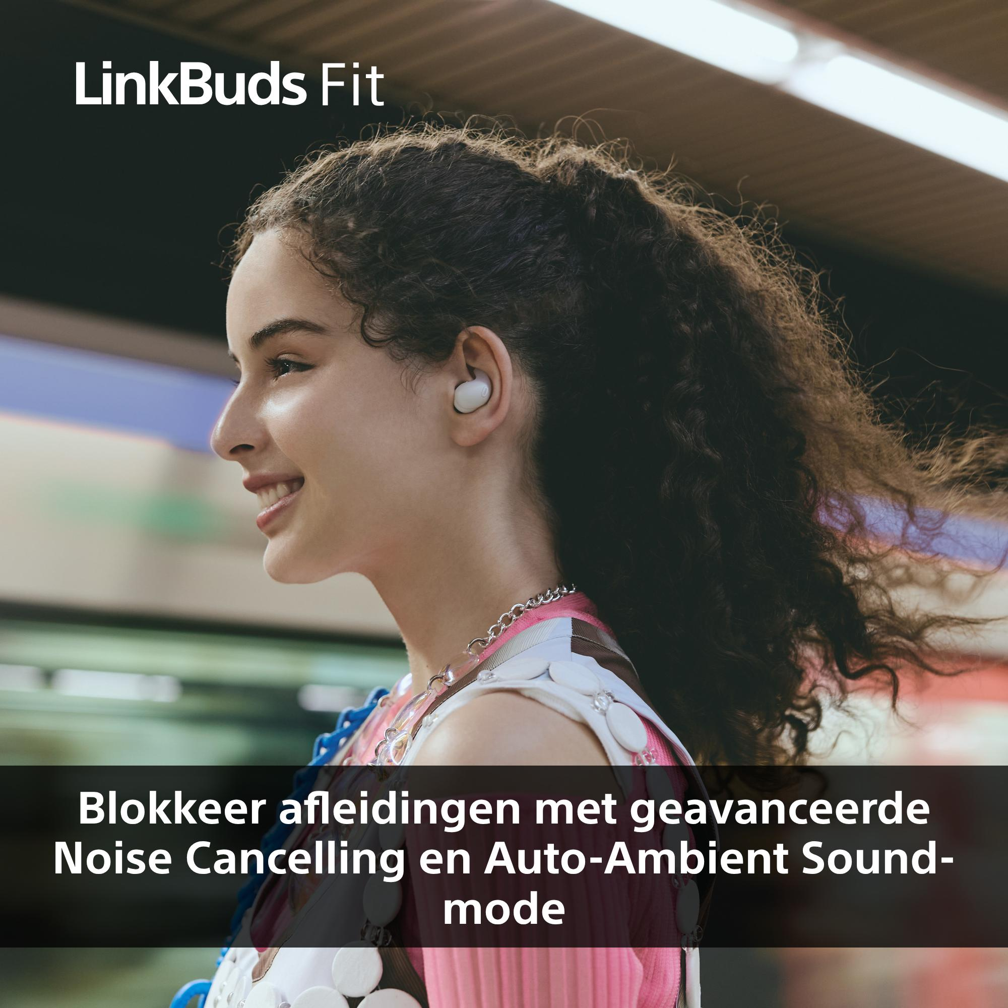 Een vrouw glimlacht met oortelefoons. De tekst luidt 'LinkBuds Fit'. De achtergrond is onscherp.