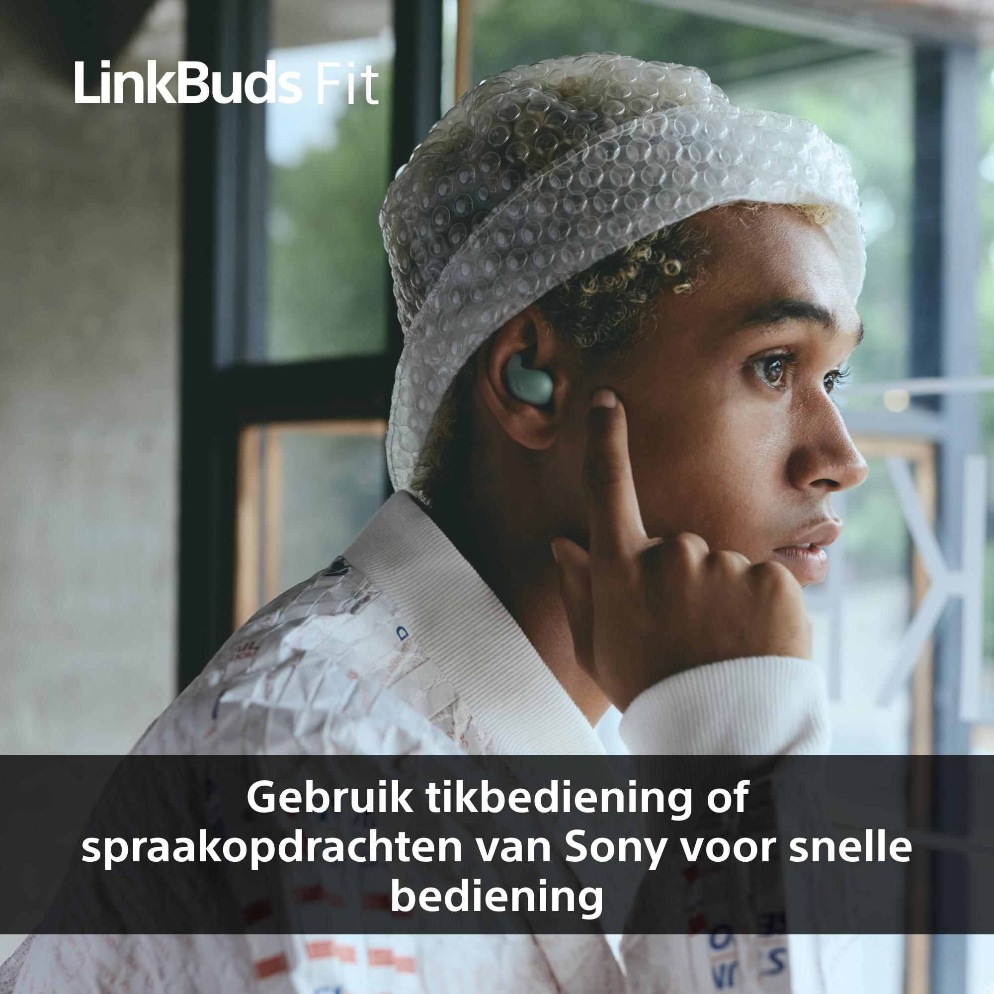 Een persoon met bubbeltjesplastic, met een oortje in, raakt zijn gezicht aan. Tekst: Tik of spraakopdrachten.