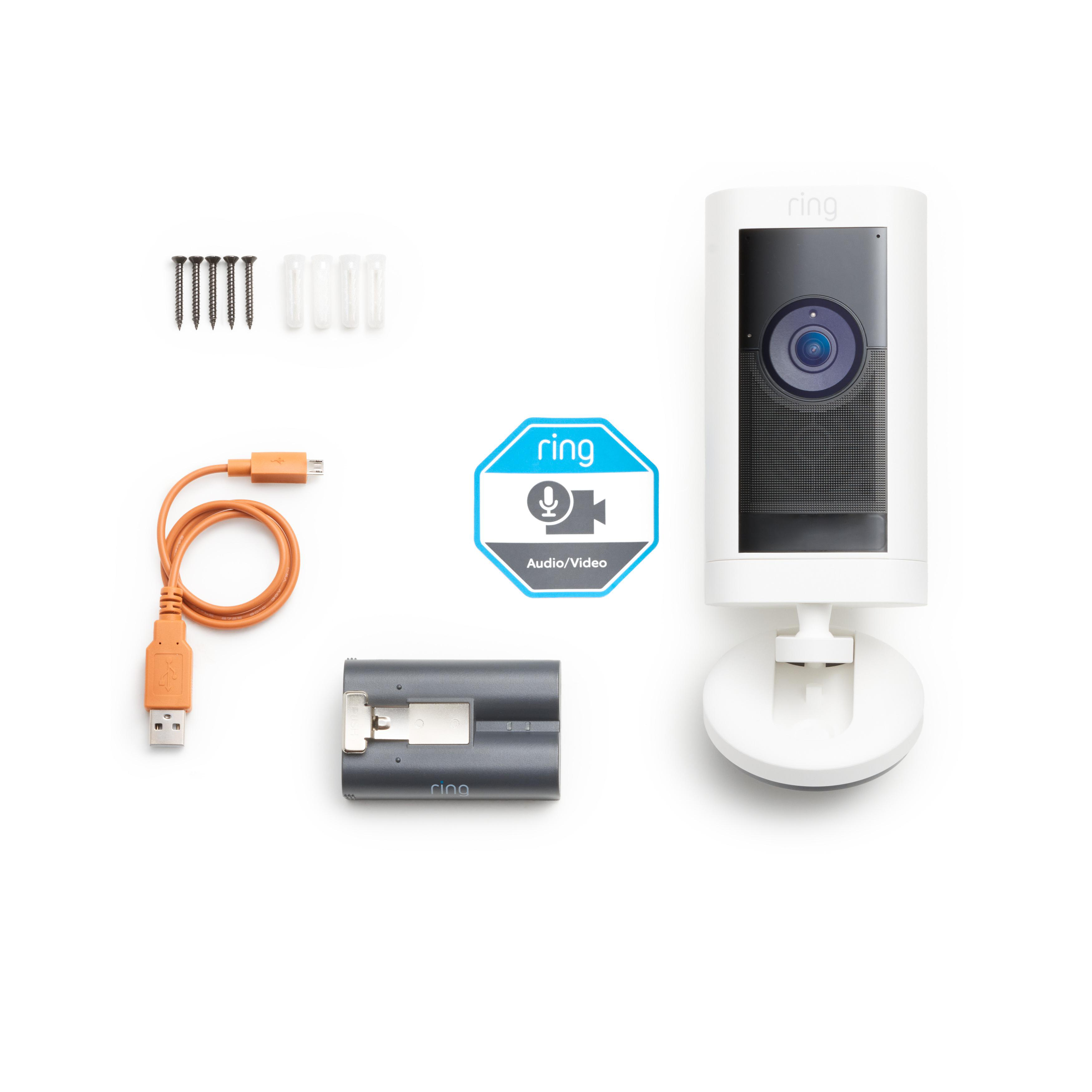 Ring-Sicherheitskamera-Kit. Enthält Kamera, Schrauben, Ladekabel, Akku und ein 'Ring'-Audio/Video-Logo.