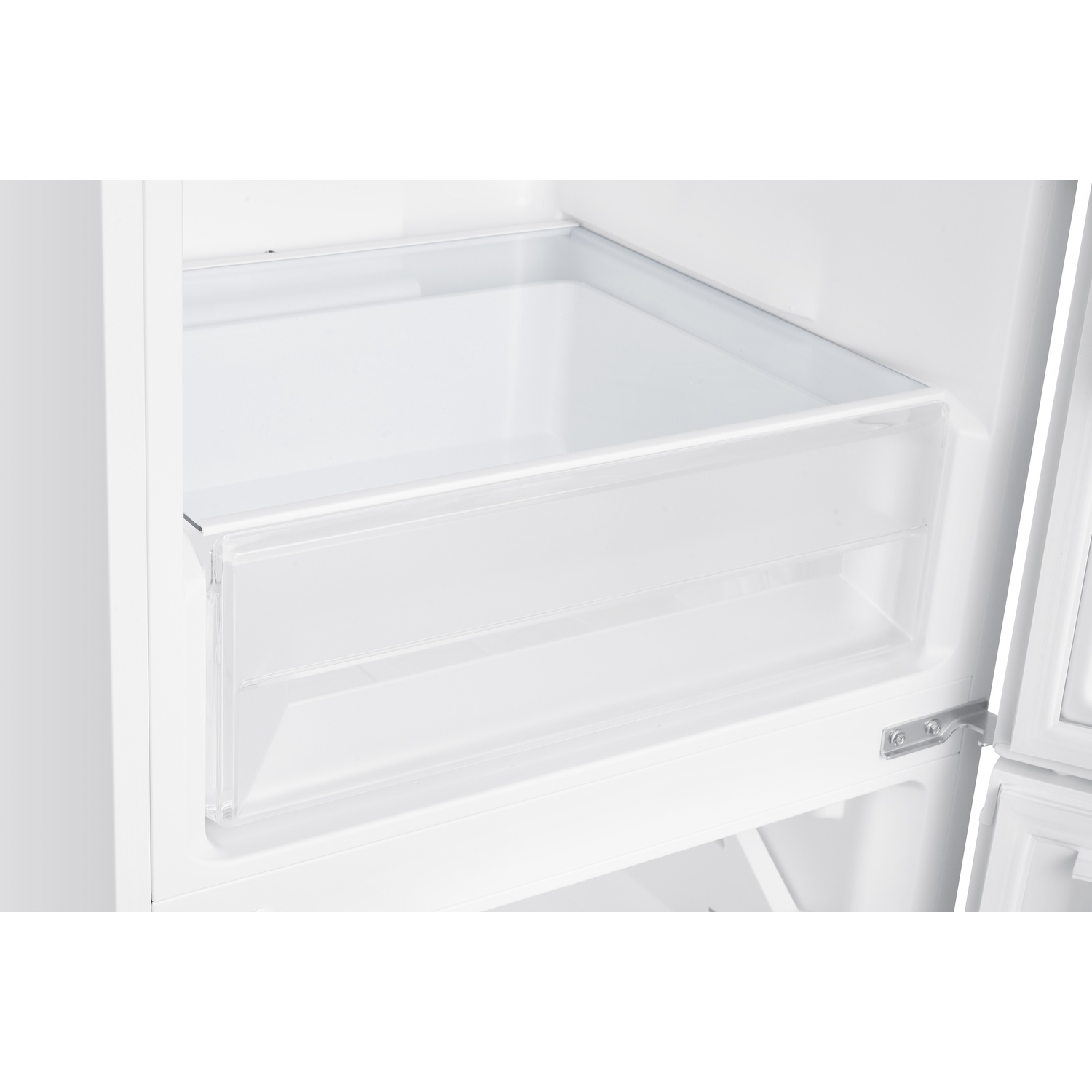 All'interno di un frigorifero bianco, è visibile un cassetto di plastica trasparente. Il cassetto è parzialmente estratto. Lo sfondo è bianco.